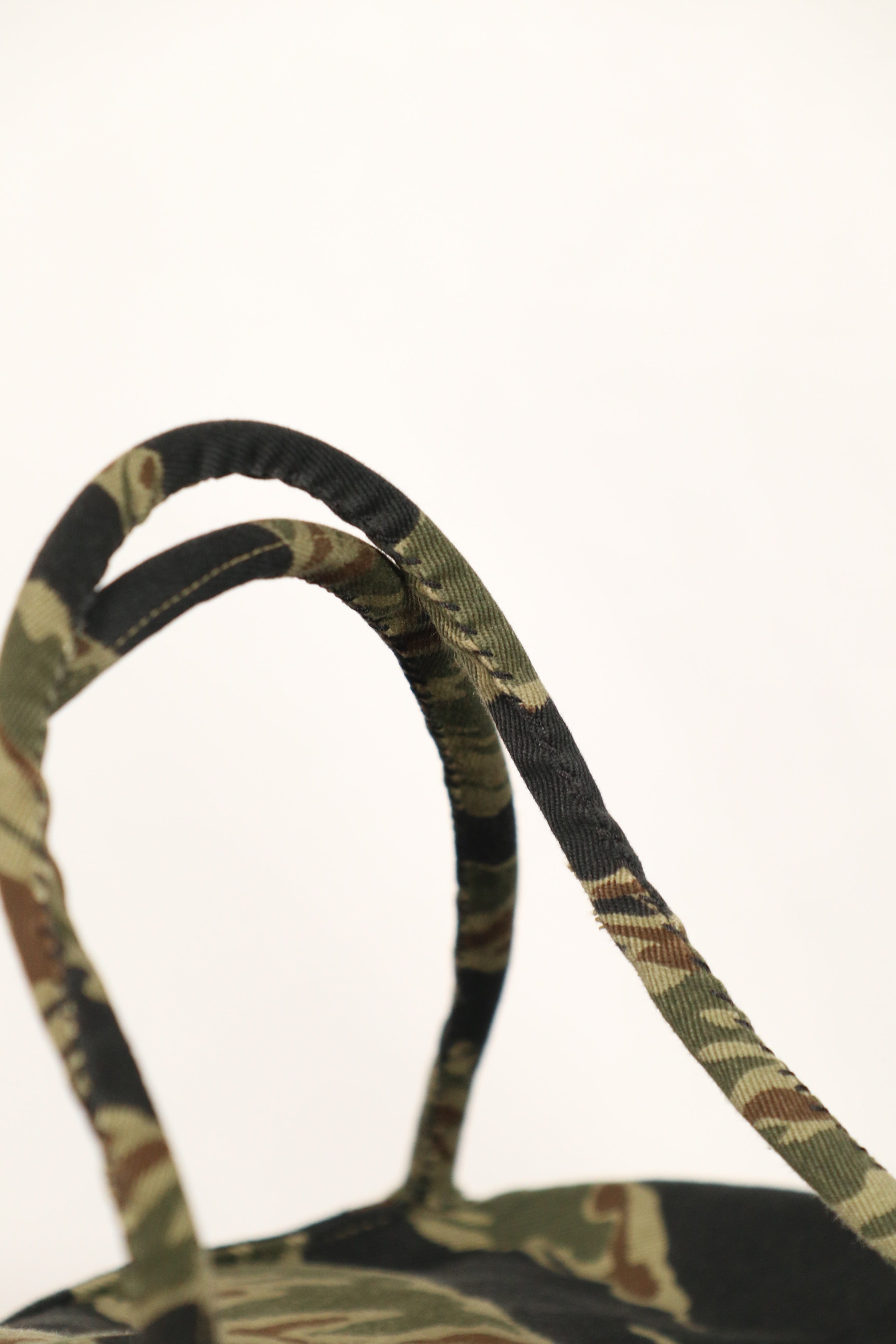 正品本地制造的Zig Zag虎纹图案包，二手