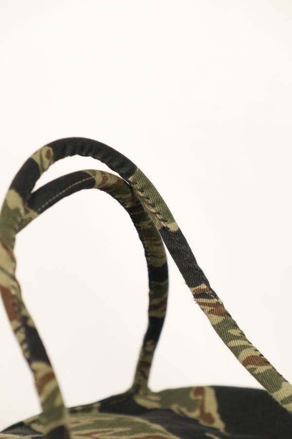 正品本地制造的Zig Zag虎纹图案包，二手