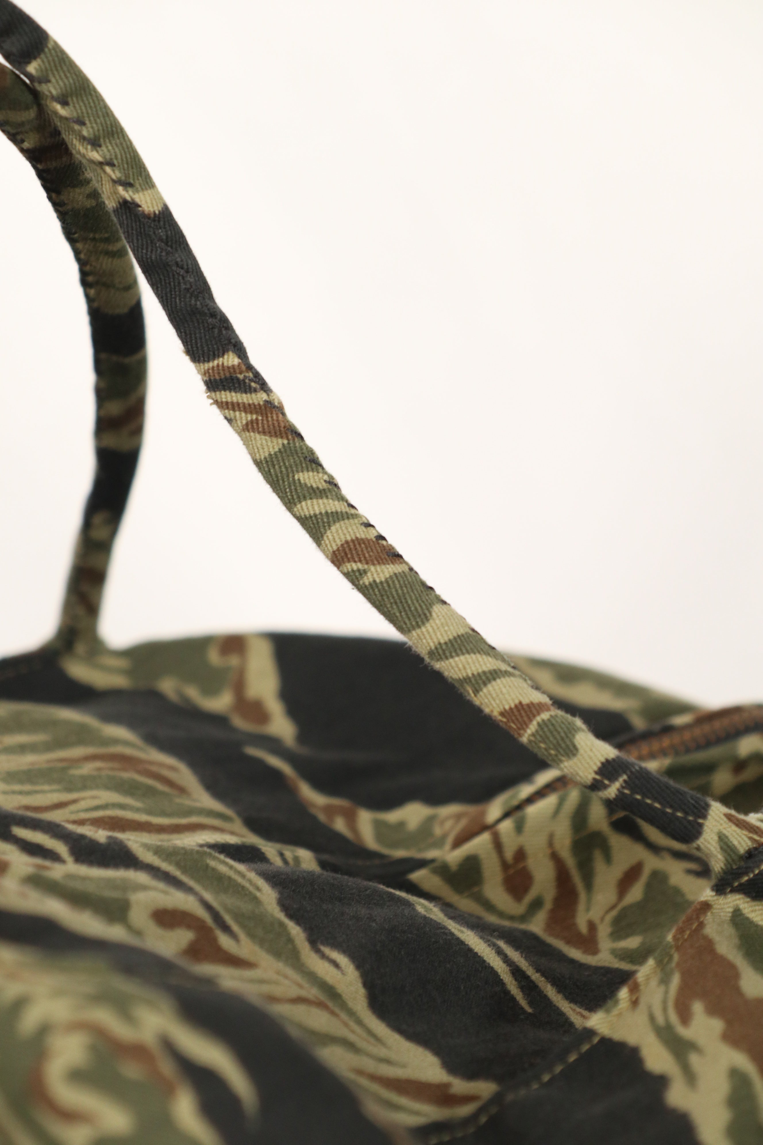 正品本地制造的Zig Zag虎纹图案包，二手