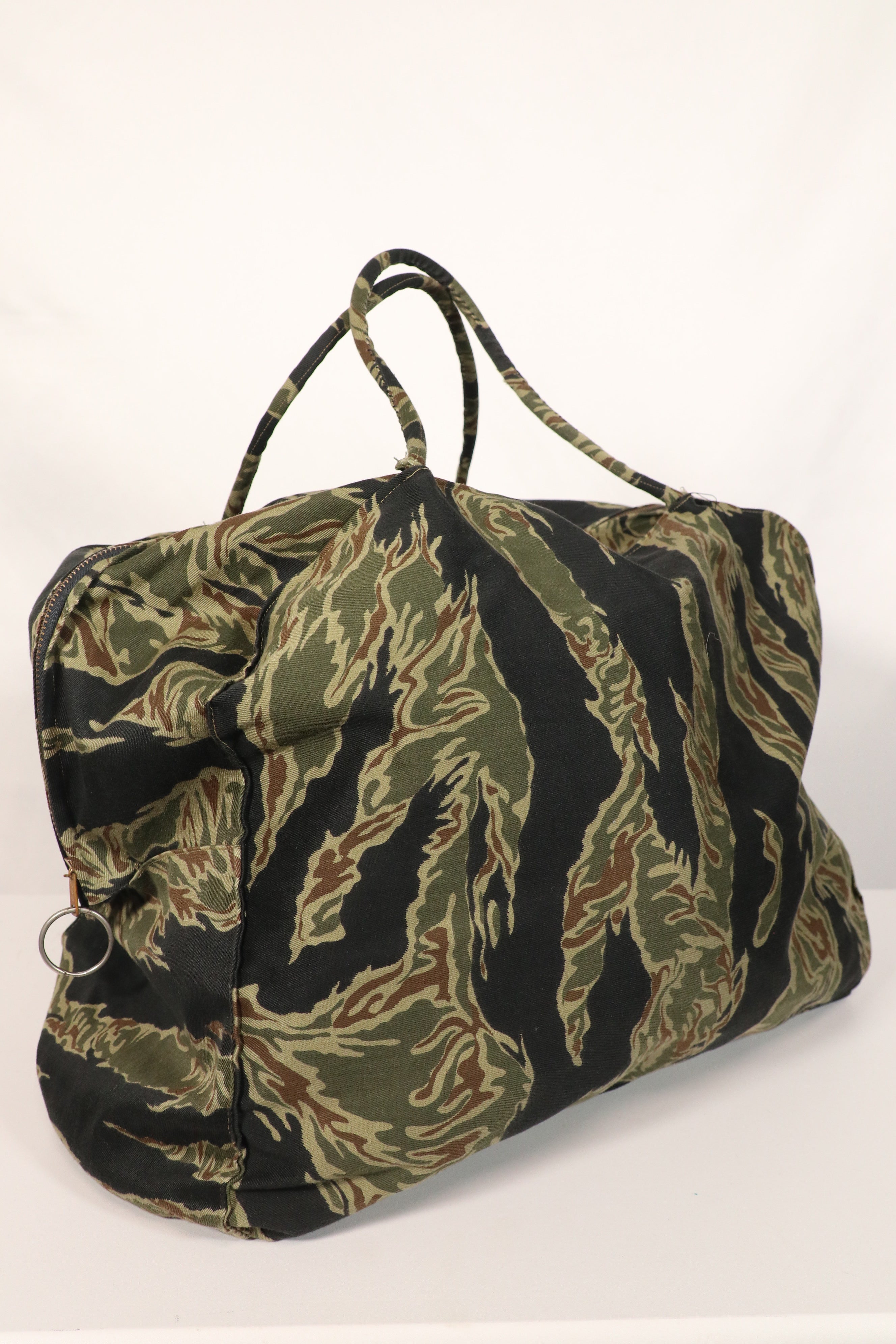 正品本地制造的Zig Zag虎纹图案包，二手