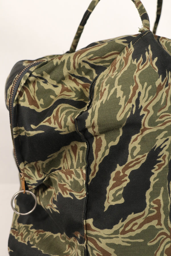 正品本地制造的Zig Zag虎纹图案包，二手