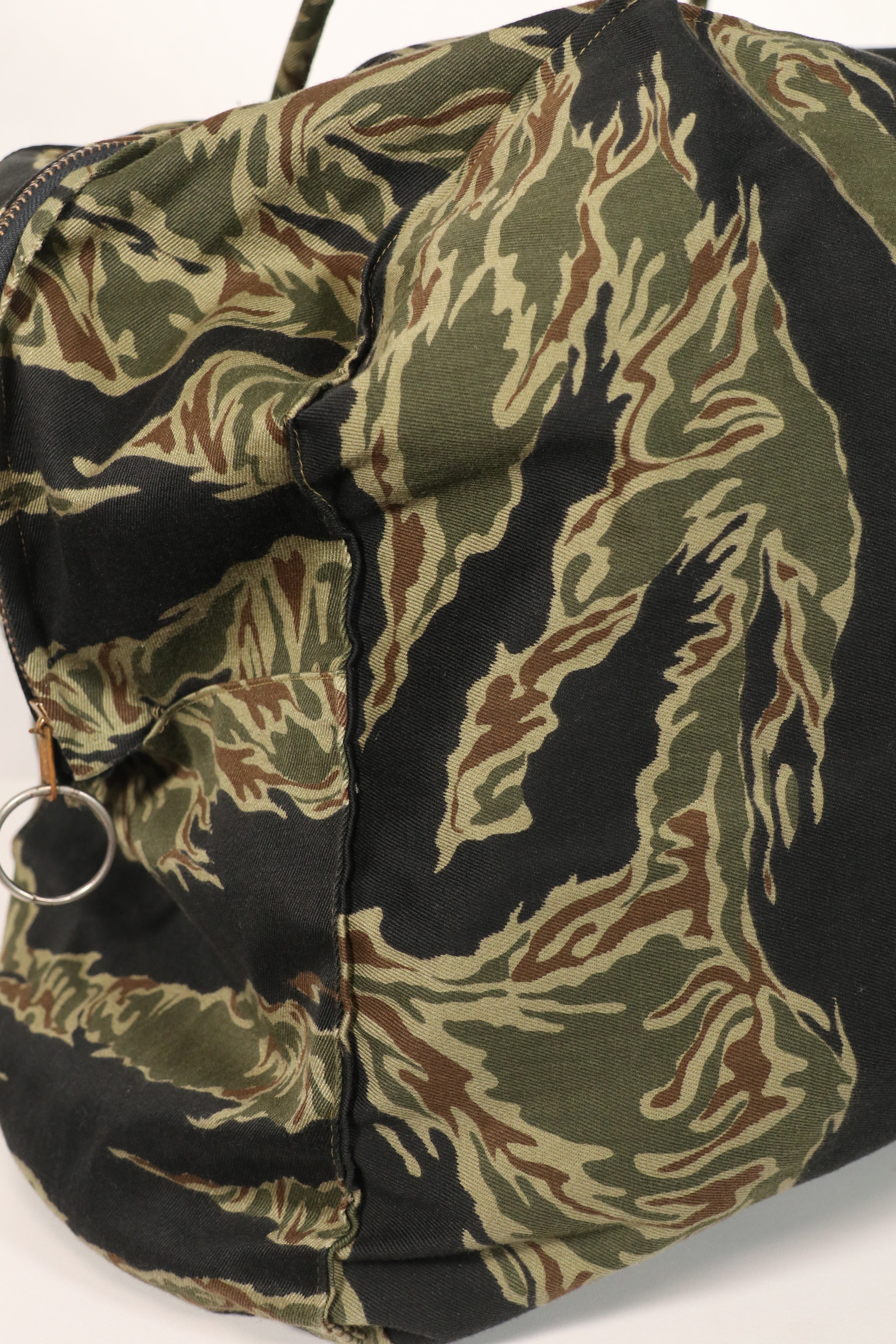 正品本地制造的Zig Zag虎纹图案包，二手