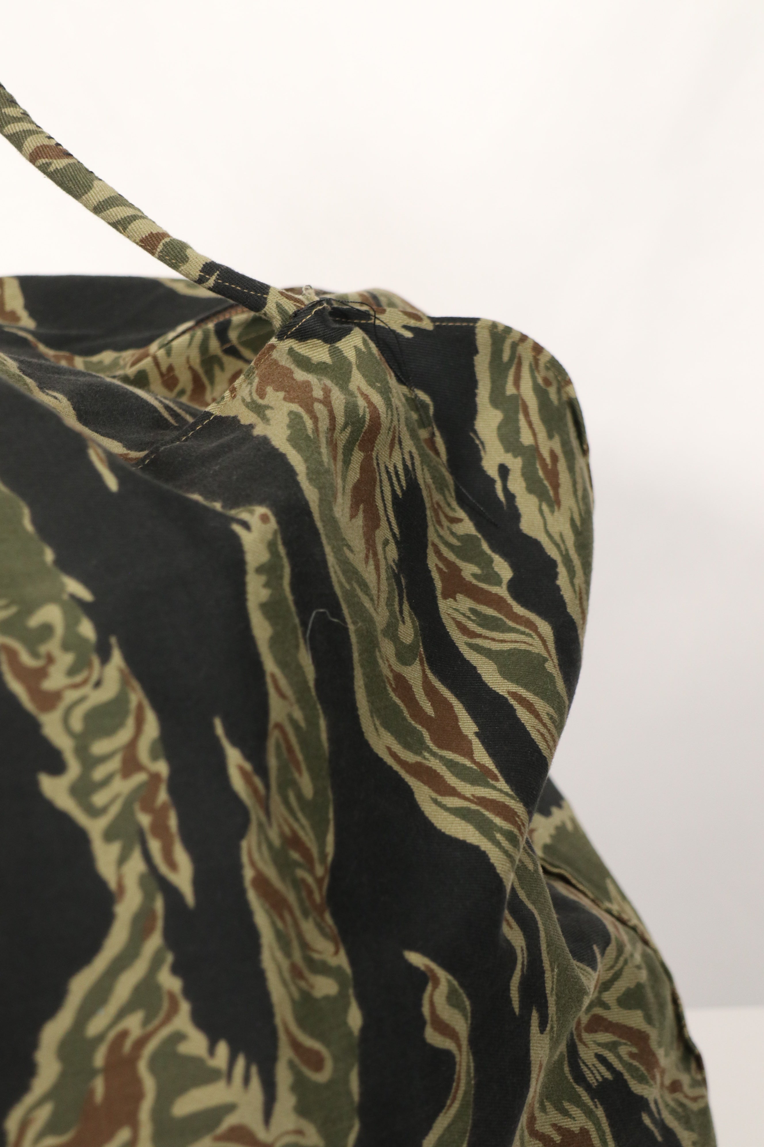 正品本地制造的Zig Zag虎纹图案包，二手