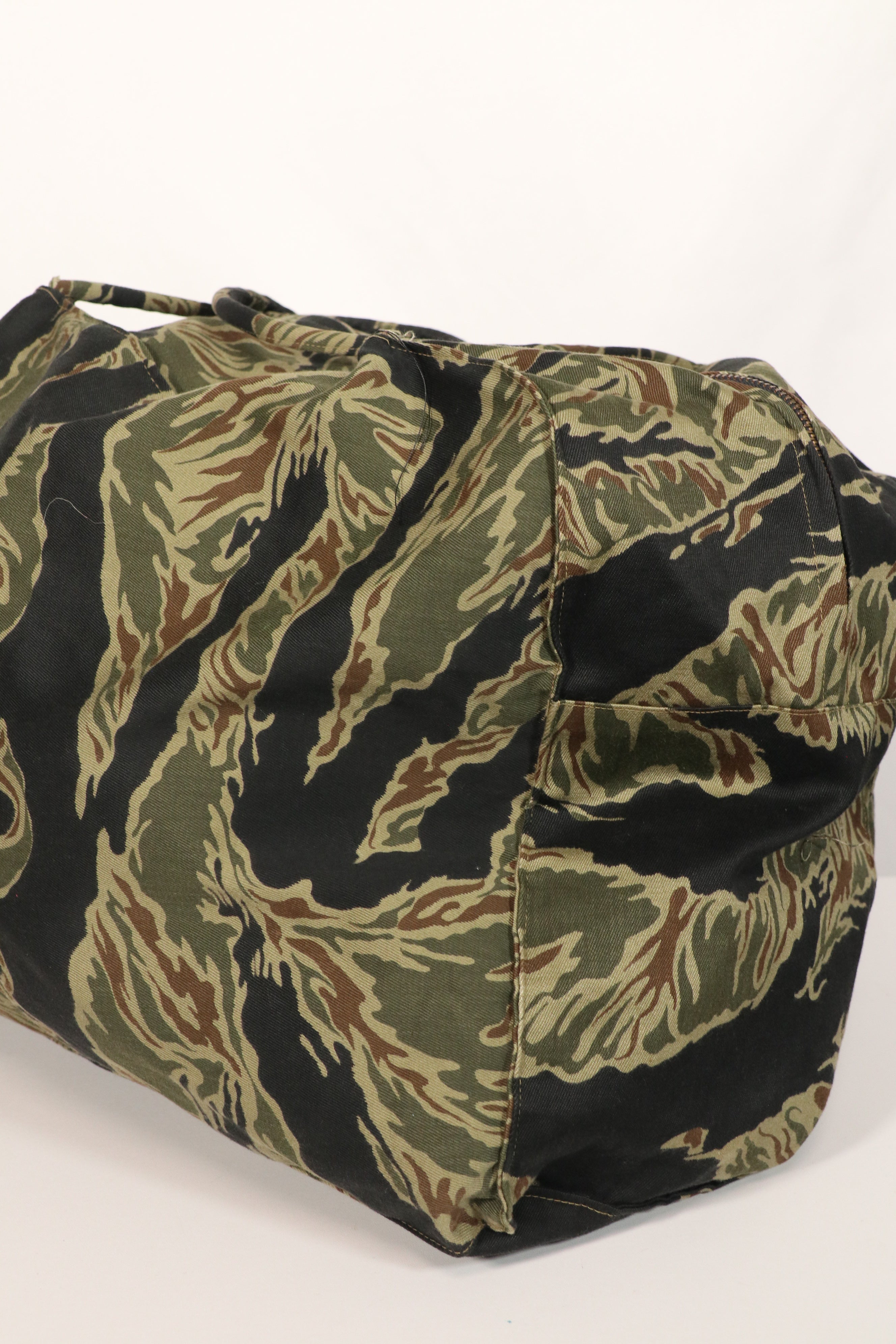 正品本地制造的Zig Zag虎纹图案包，二手