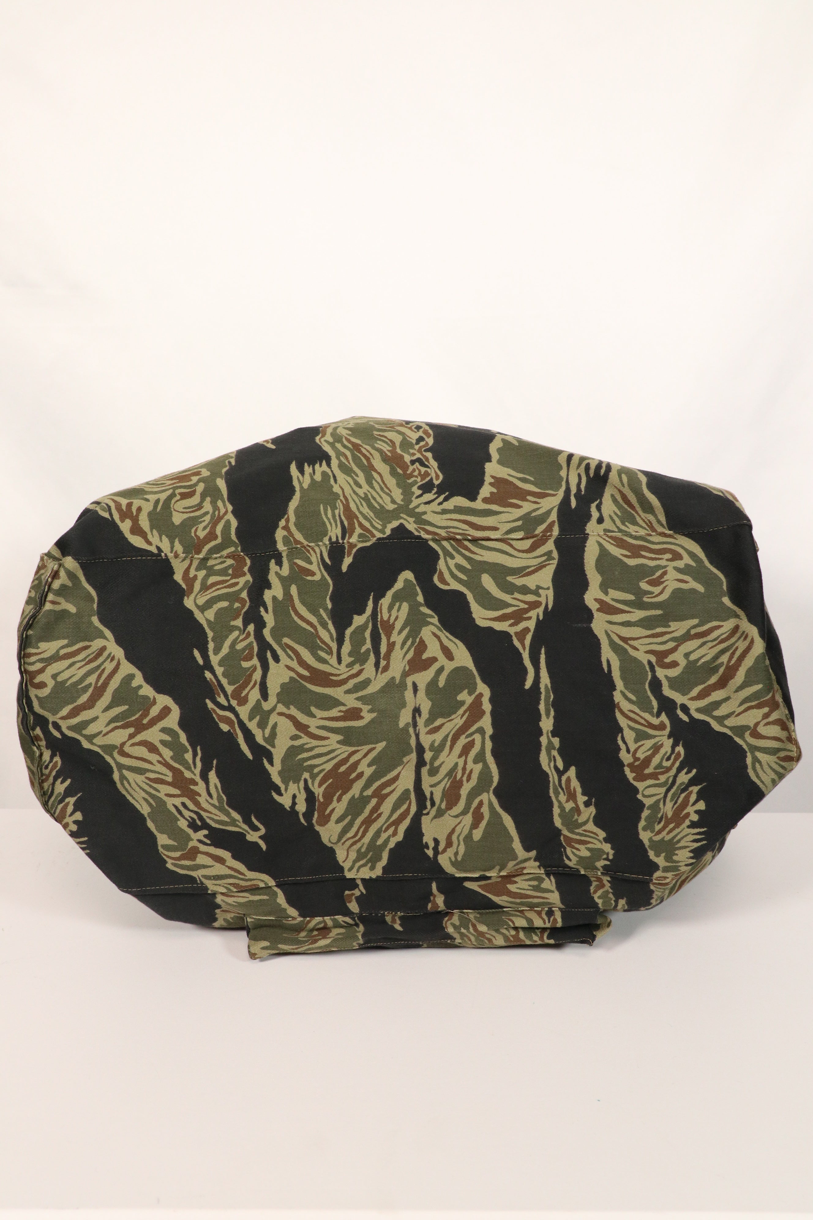 正品本地制造的Zig Zag虎纹图案包，二手