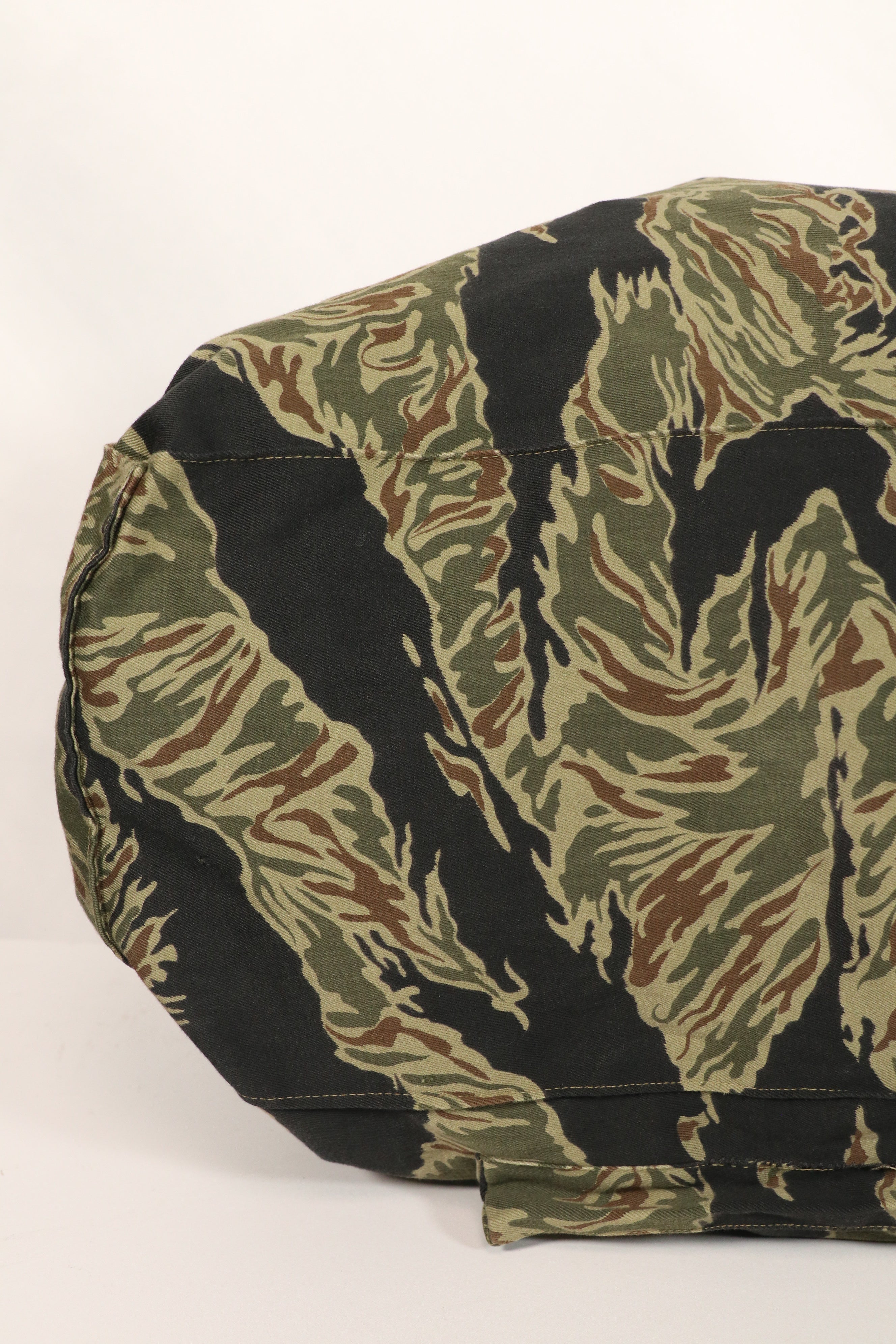 正品本地制造的Zig Zag虎纹图案包，二手