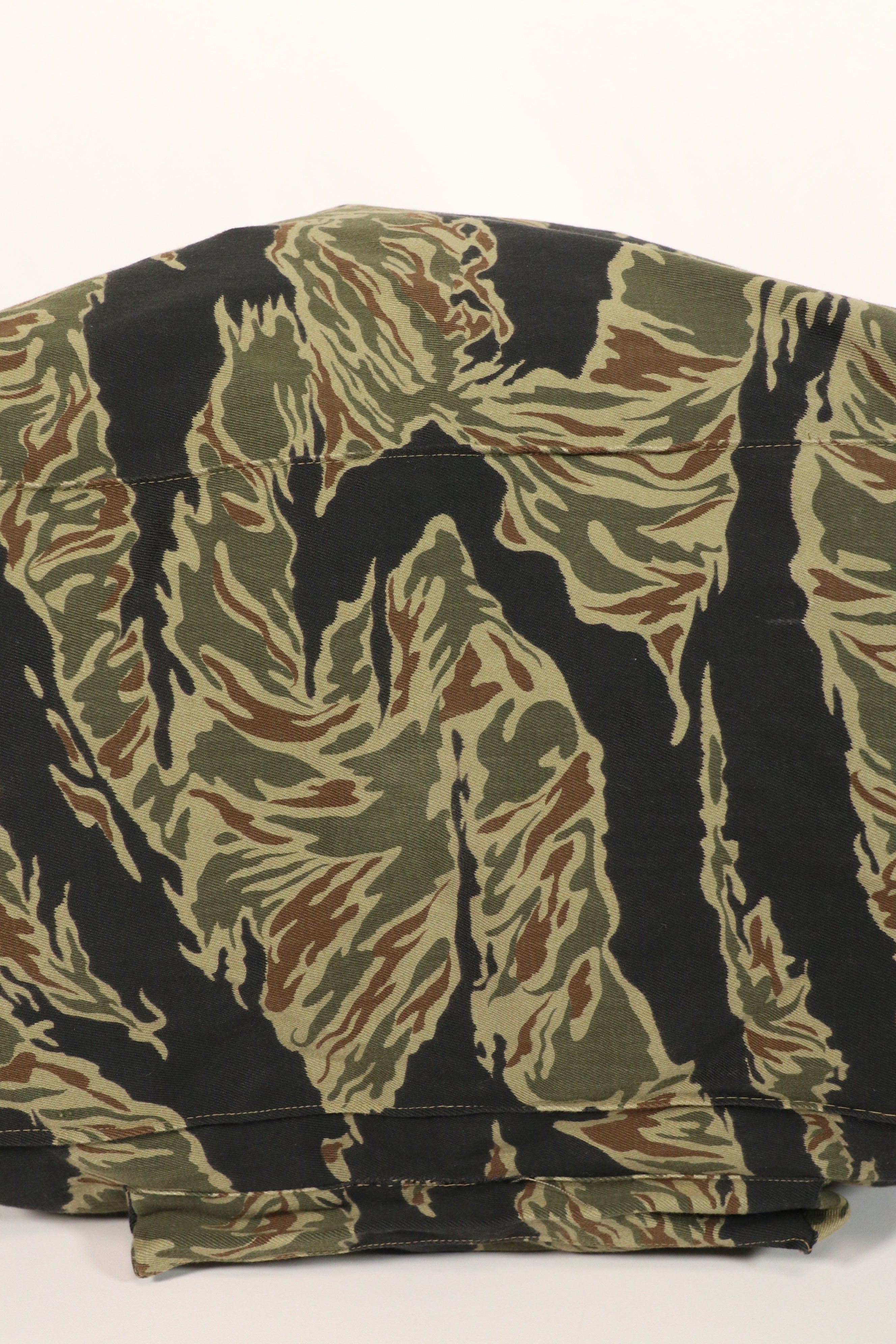 正品本地制造的Zig Zag虎纹图案包，二手