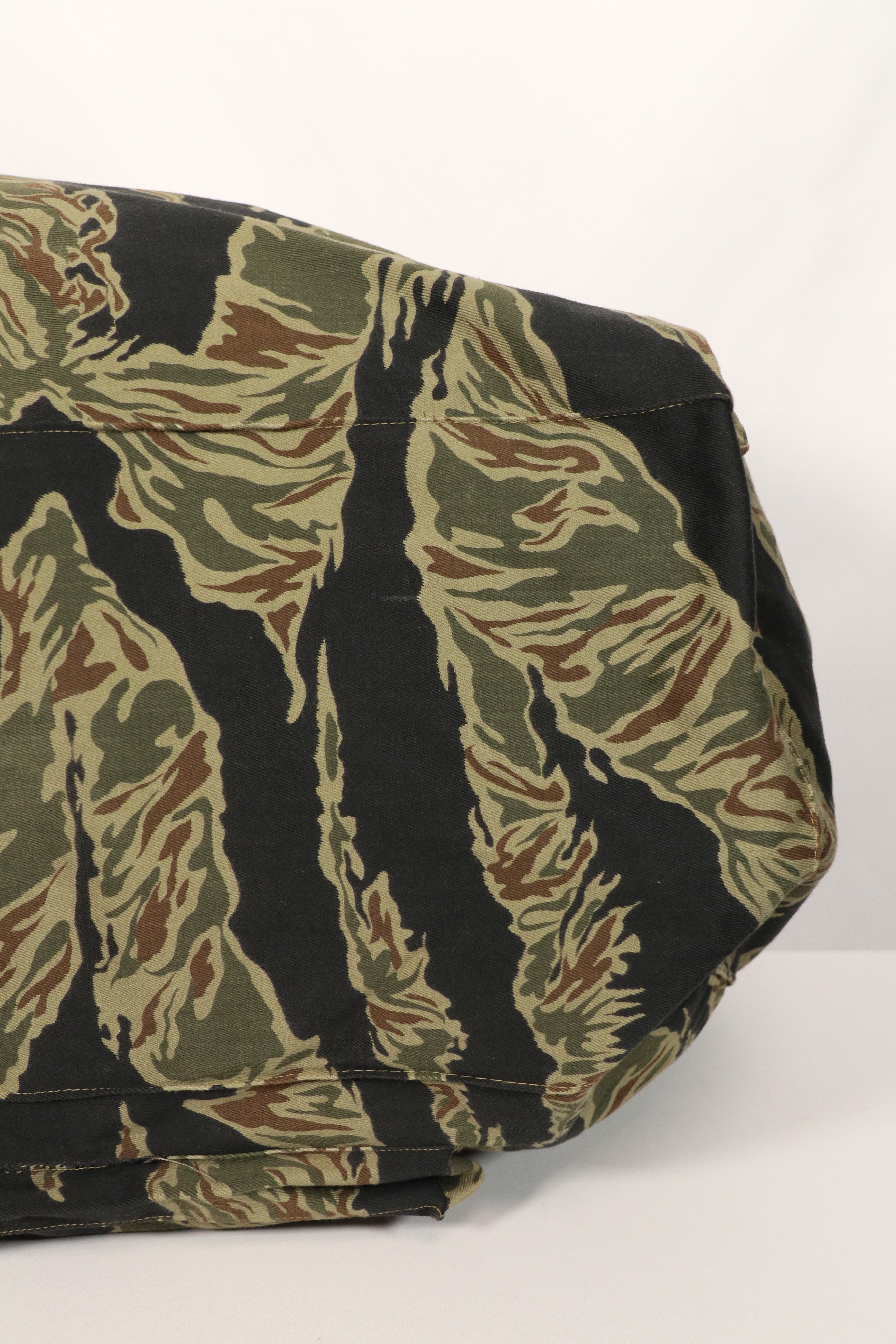 正品本地制造的Zig Zag虎纹图案包，二手