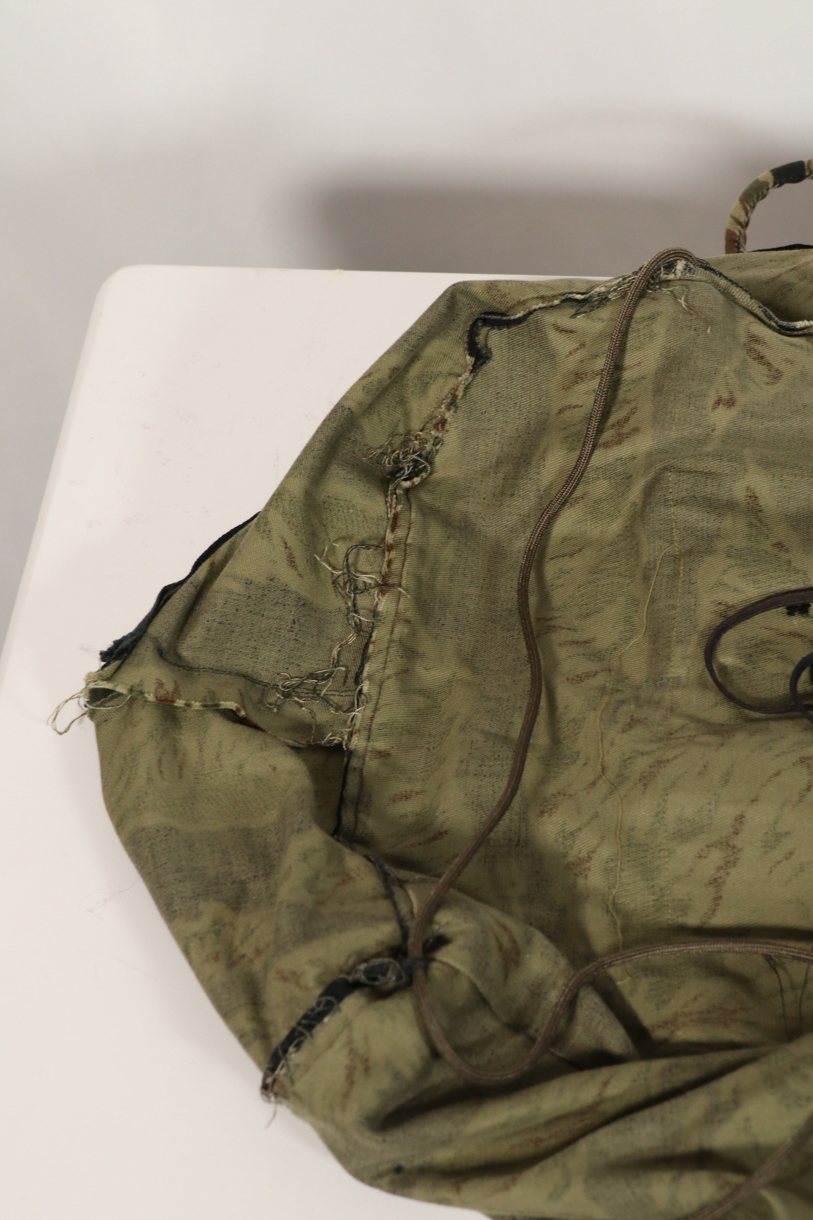 正品本地制造的Zig Zag虎纹图案包，二手