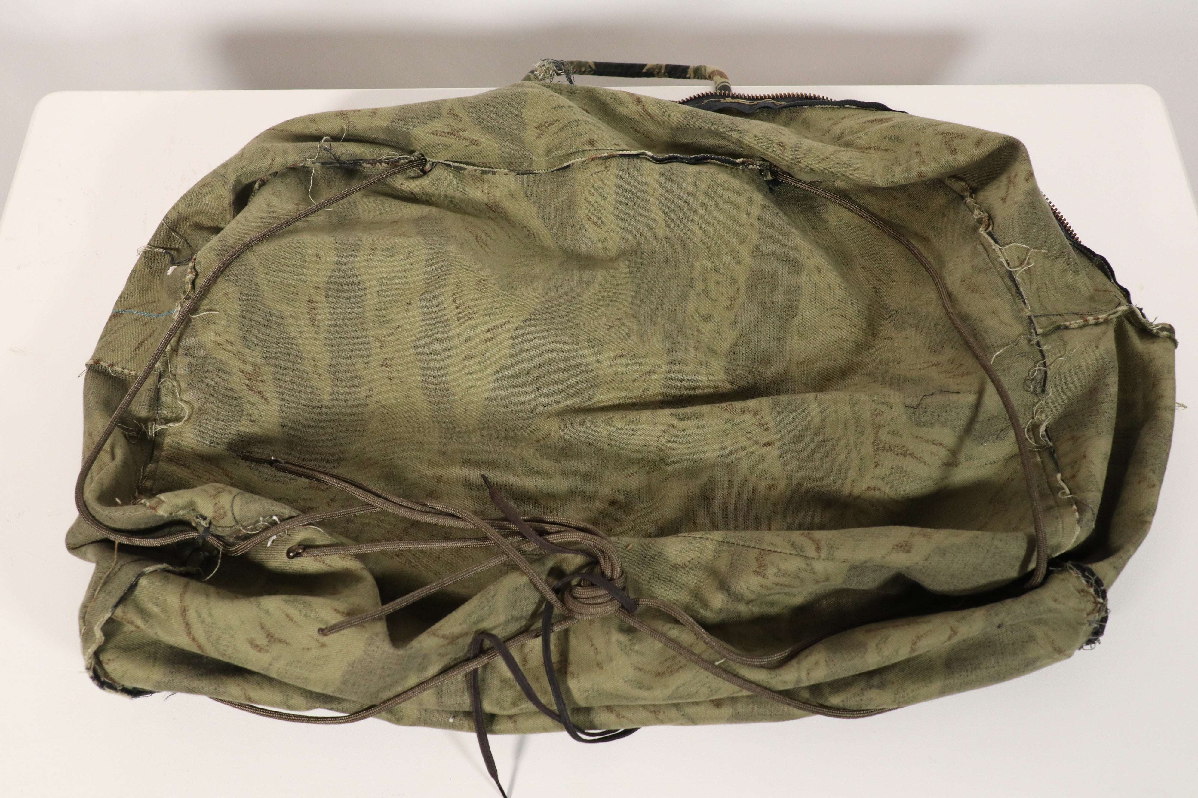 正品本地制造的Zig Zag虎纹图案包，二手