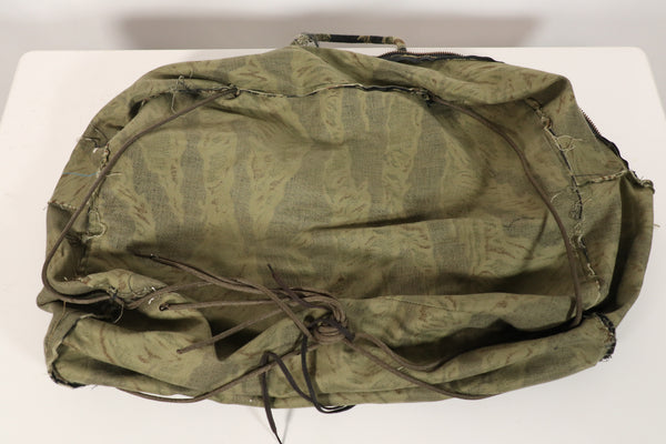 正品本地制造的Zig Zag虎纹图案包，二手