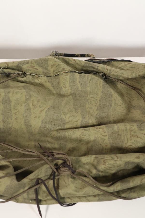 正品本地制造的Zig Zag虎纹图案包，二手