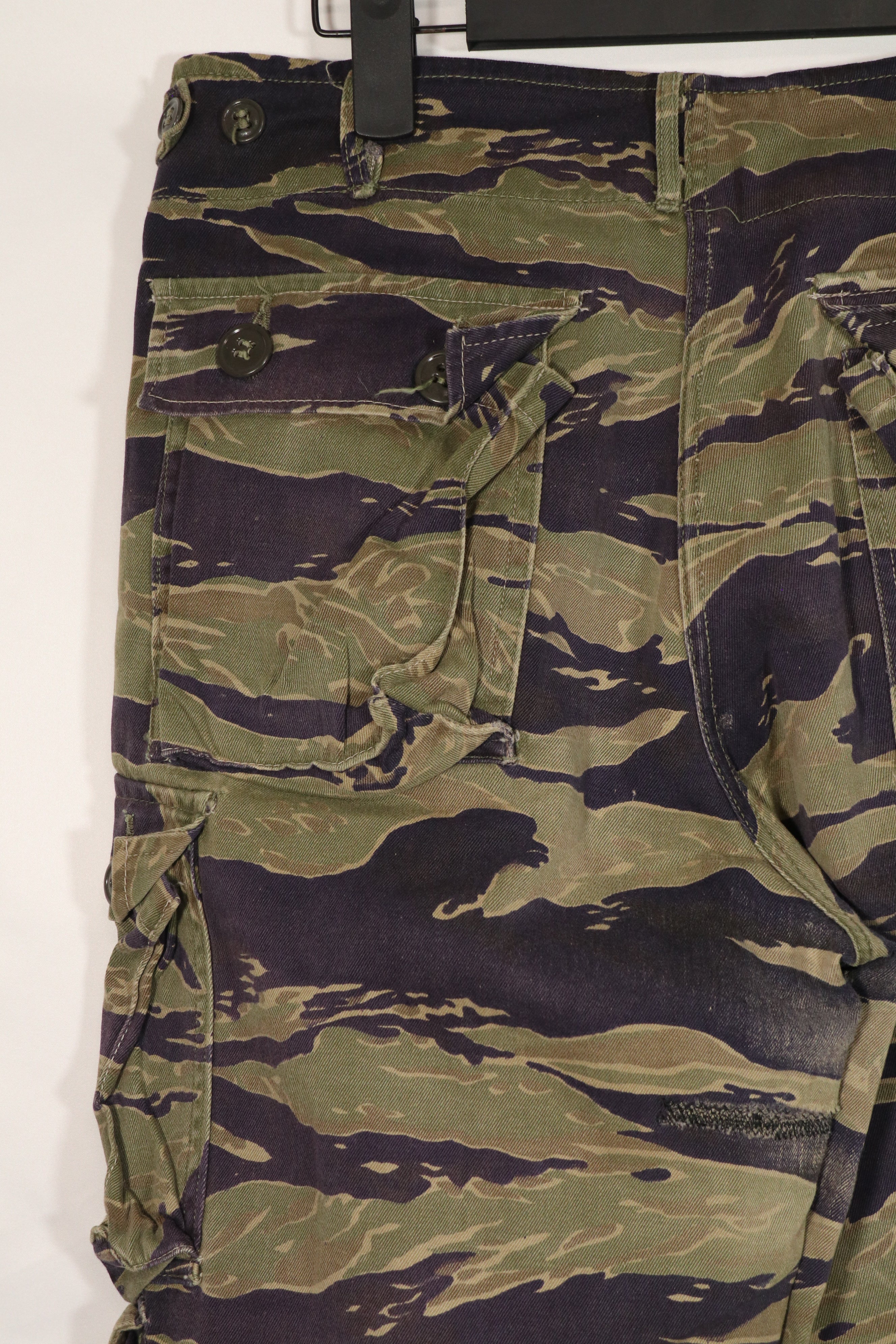 正品经典虎纹图案裤子，二手，有修补痕迹