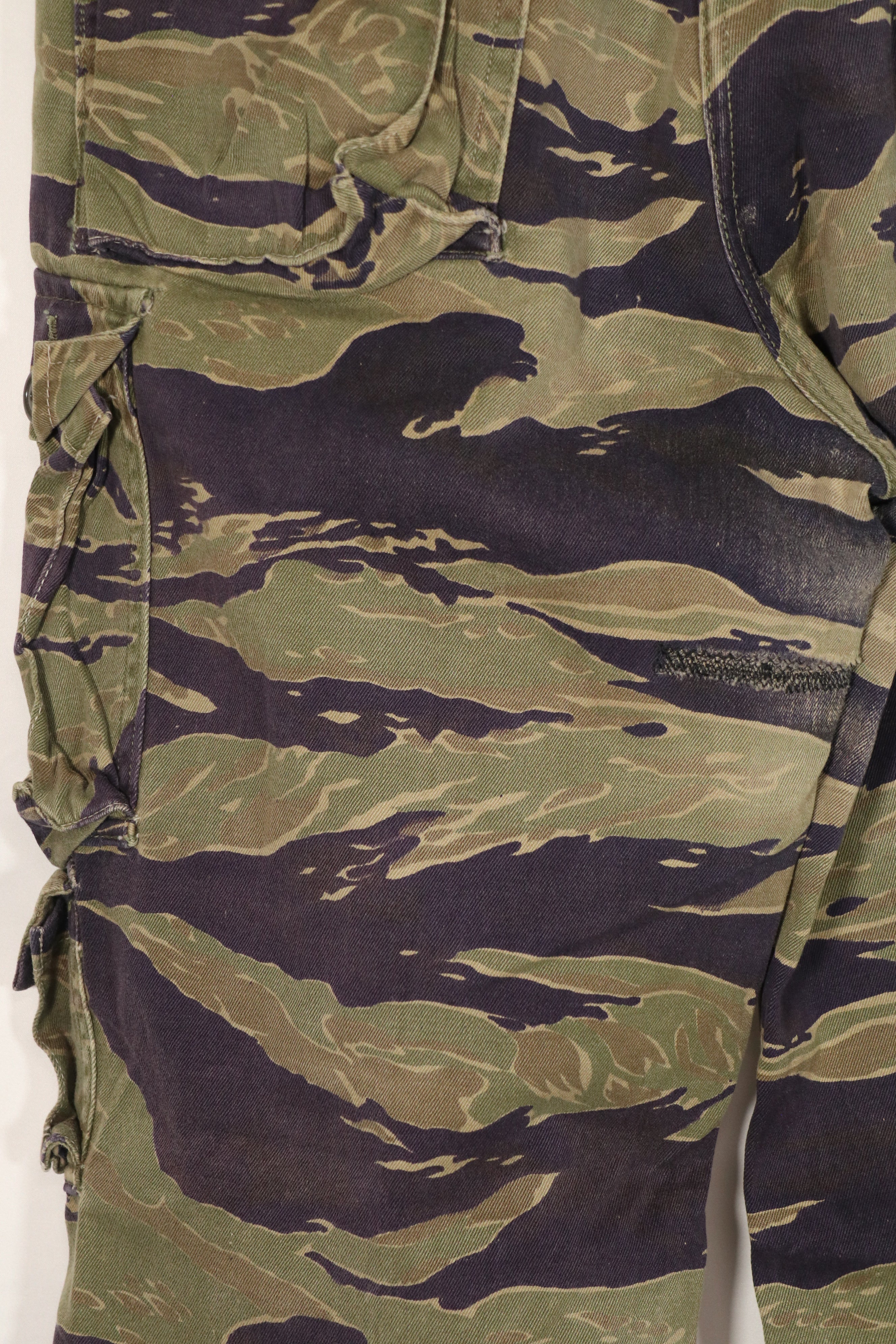 正品经典虎纹图案裤子，二手，有修补痕迹