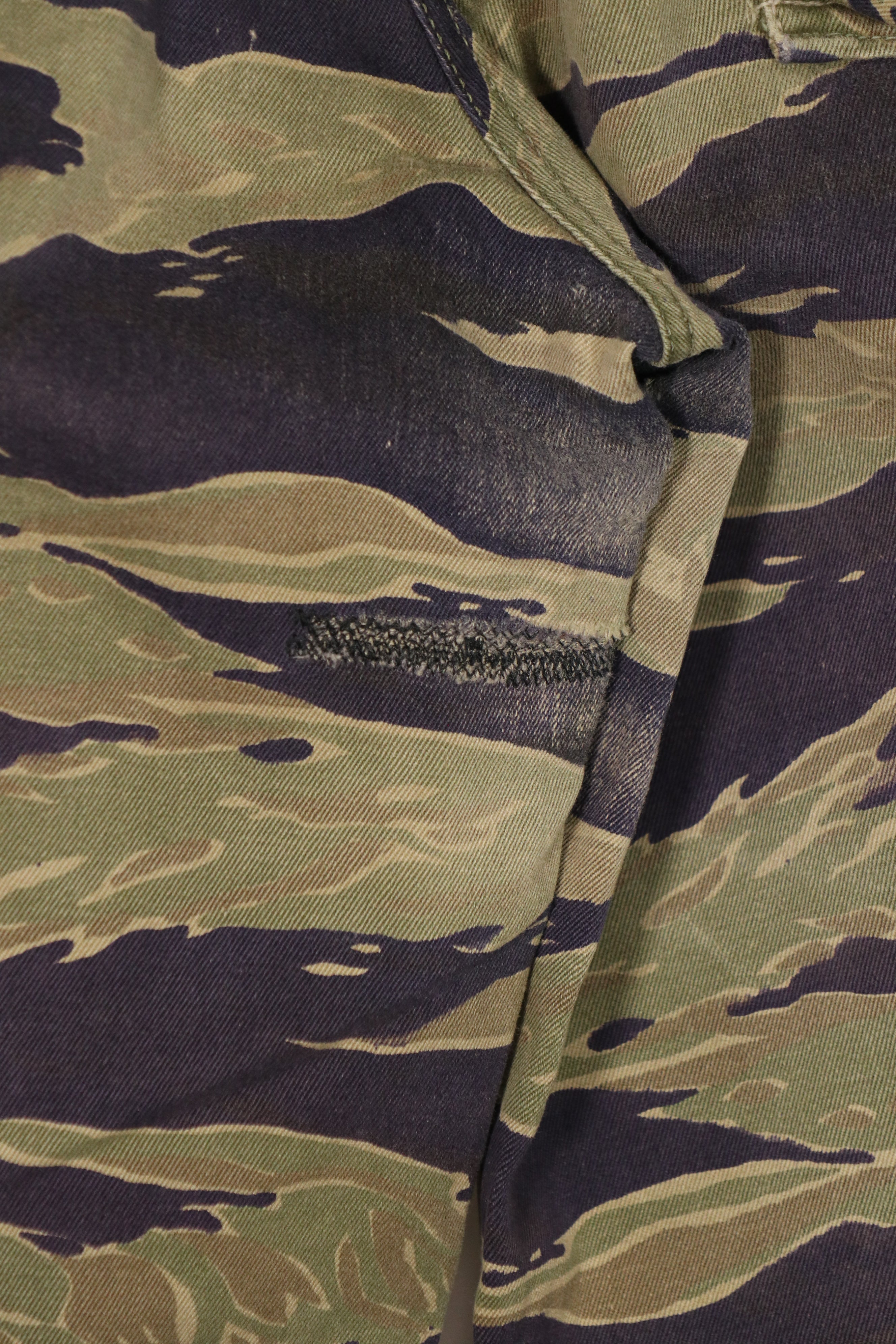 正品经典虎纹图案裤子，二手，有修补痕迹