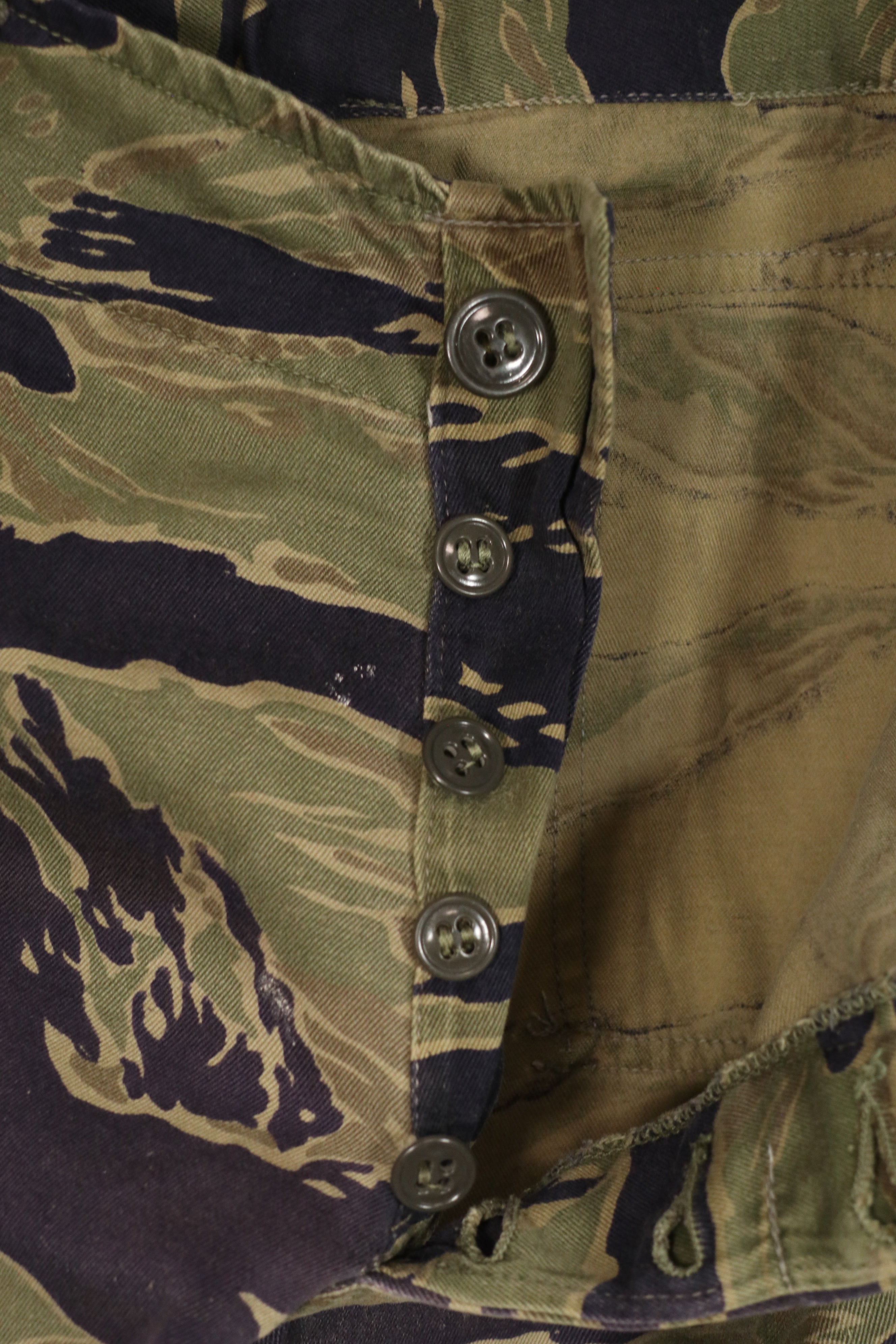 正品经典虎纹图案裤子，二手，有修补痕迹