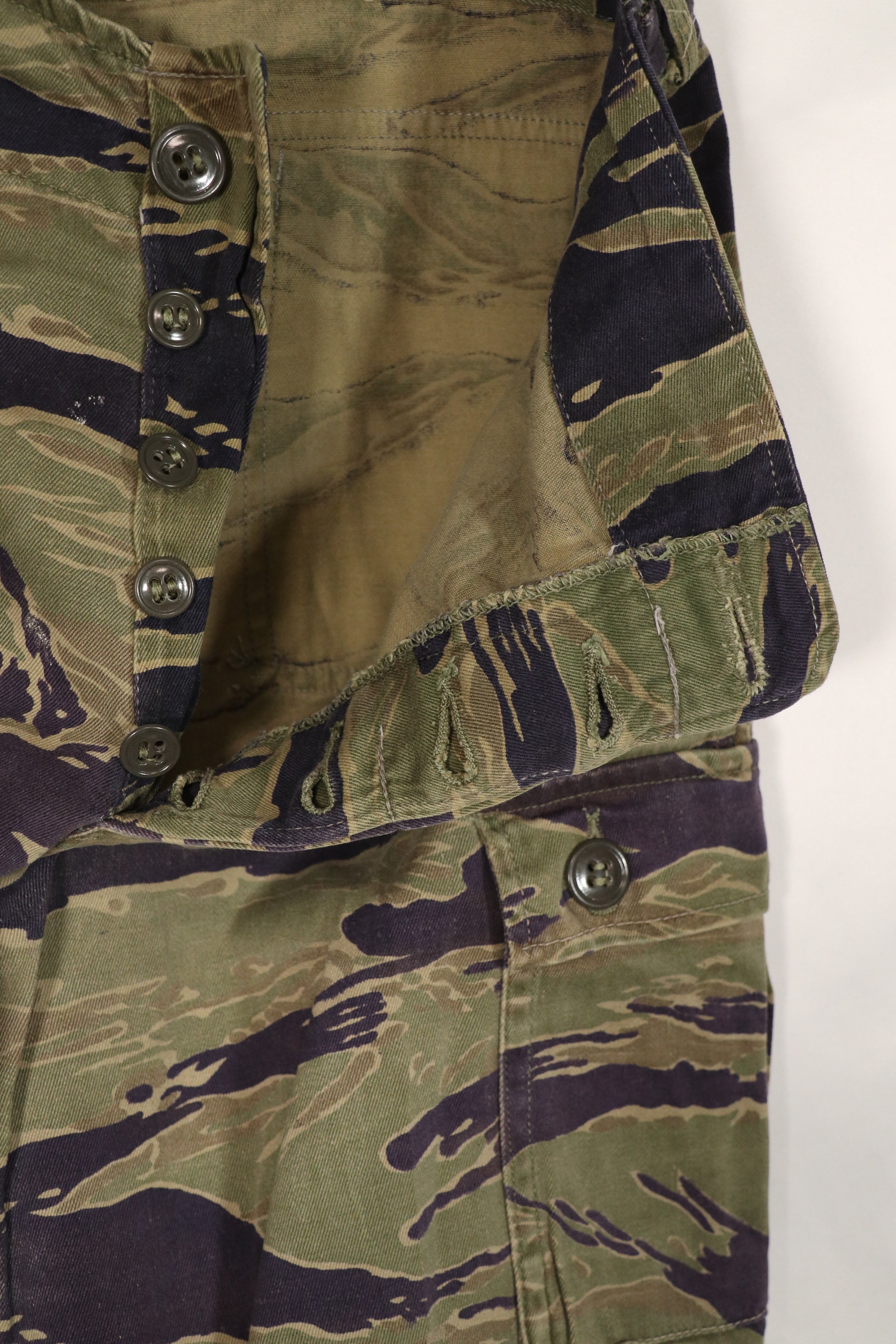 正品经典虎纹图案裤子，二手，有修补痕迹