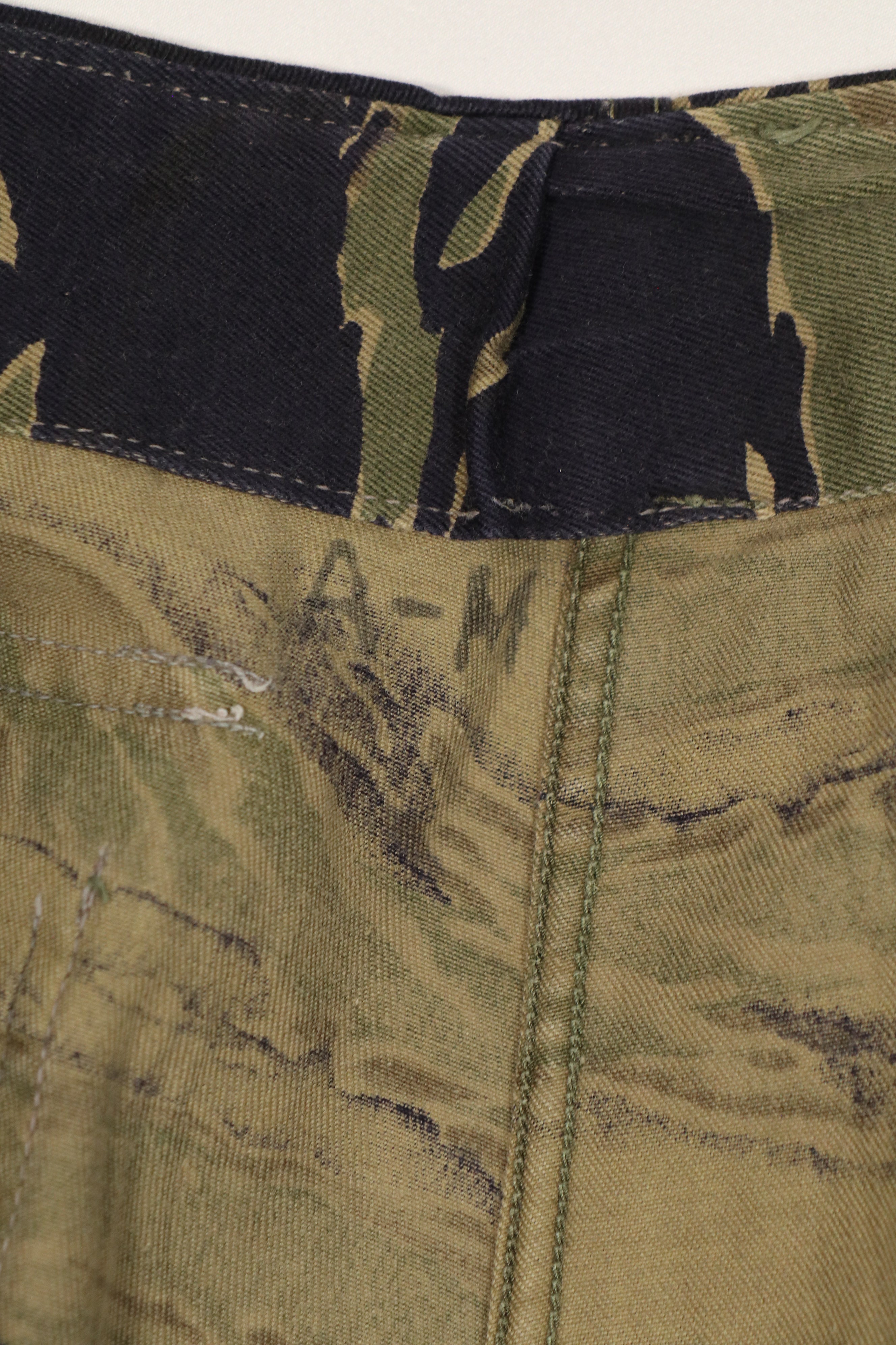 正品经典虎纹图案裤子，二手，有修补痕迹