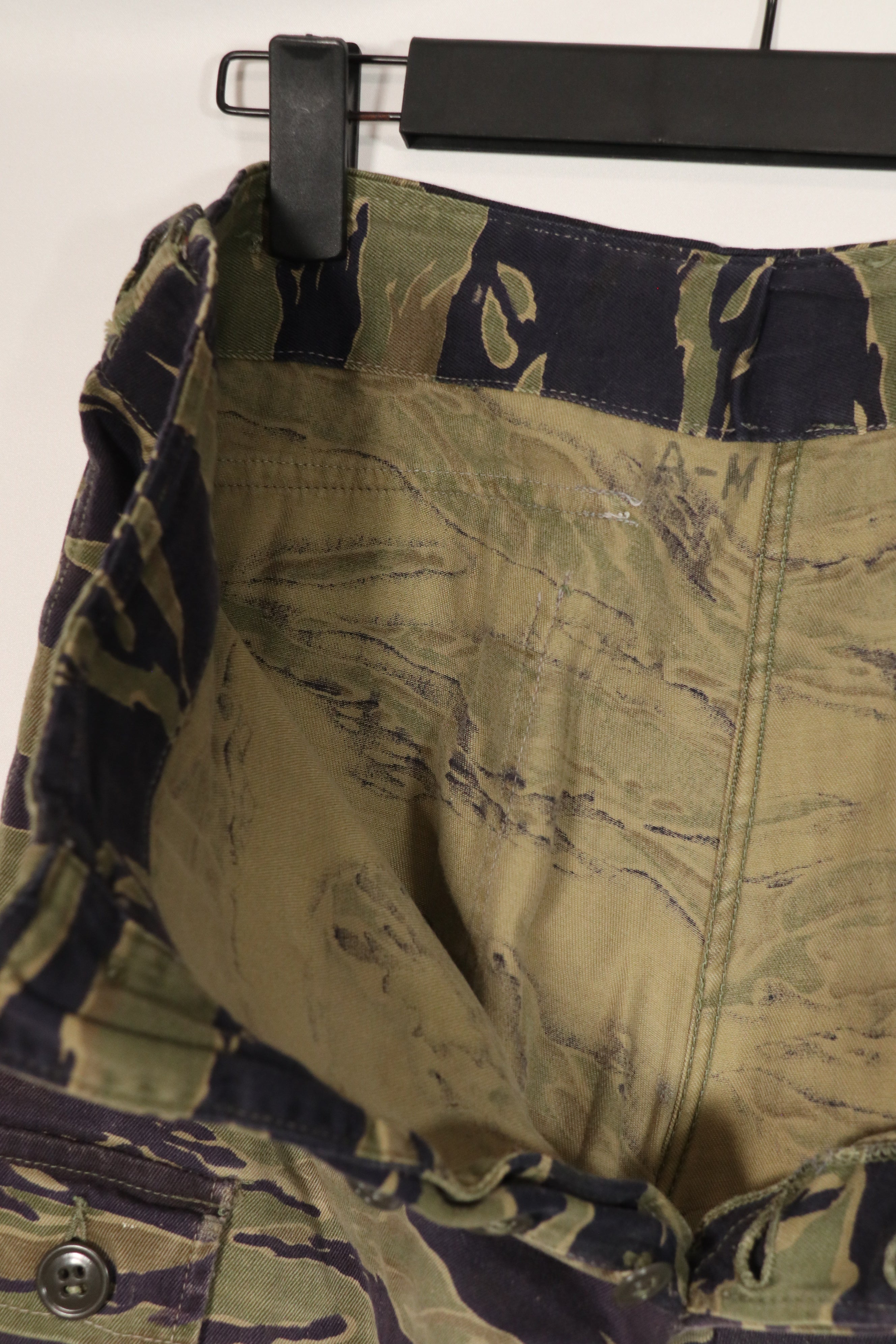 正品经典虎纹图案裤子，二手，有修补痕迹