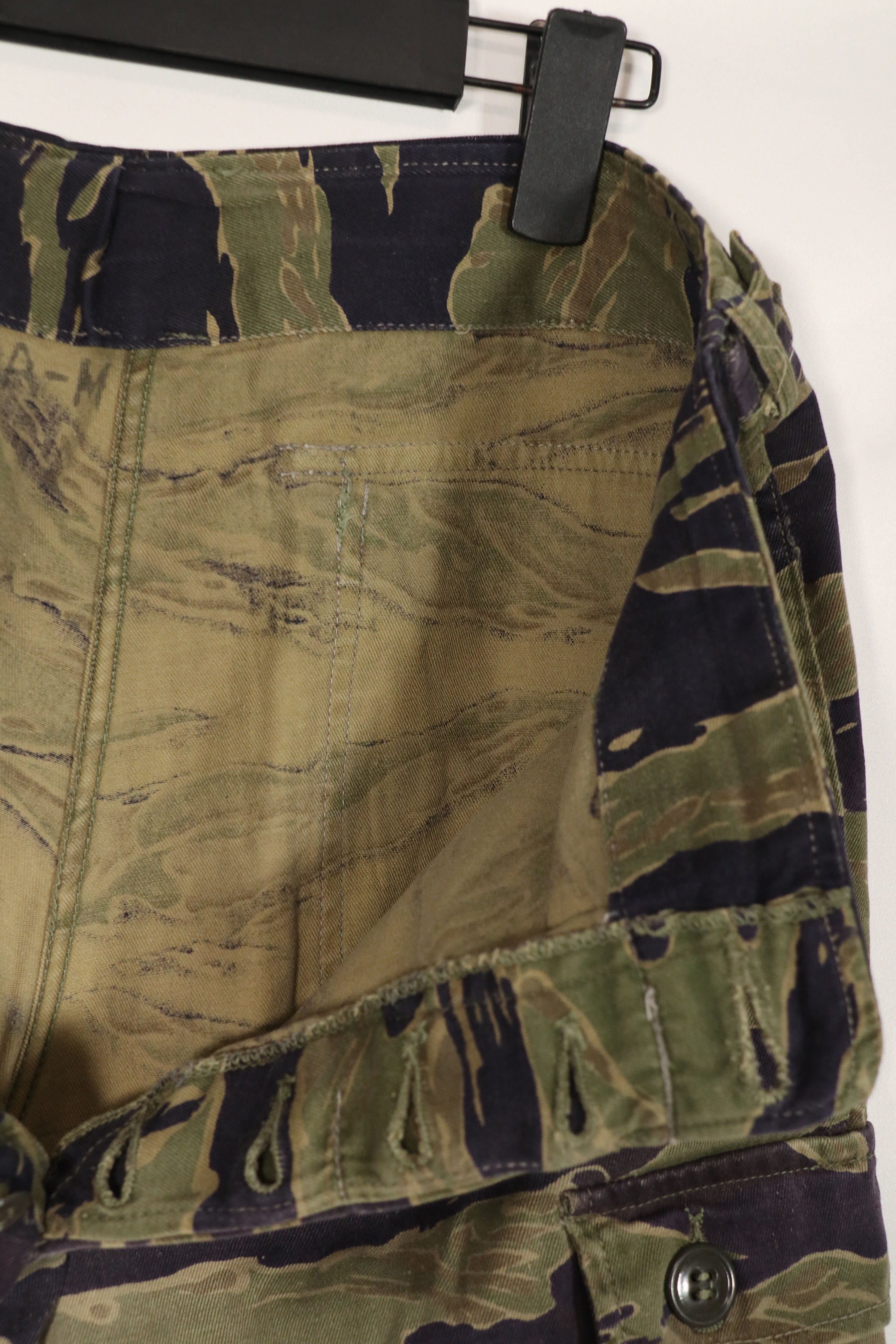 正品经典虎纹图案裤子，二手，有修补痕迹