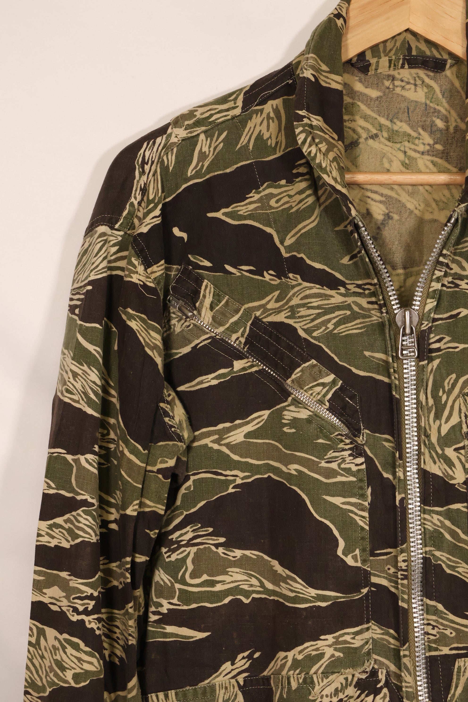 1960年代　42R  沖縄タイガーパターン　タイガーストライプ　フライトスーツ　中古品　ジッパー破損あり
