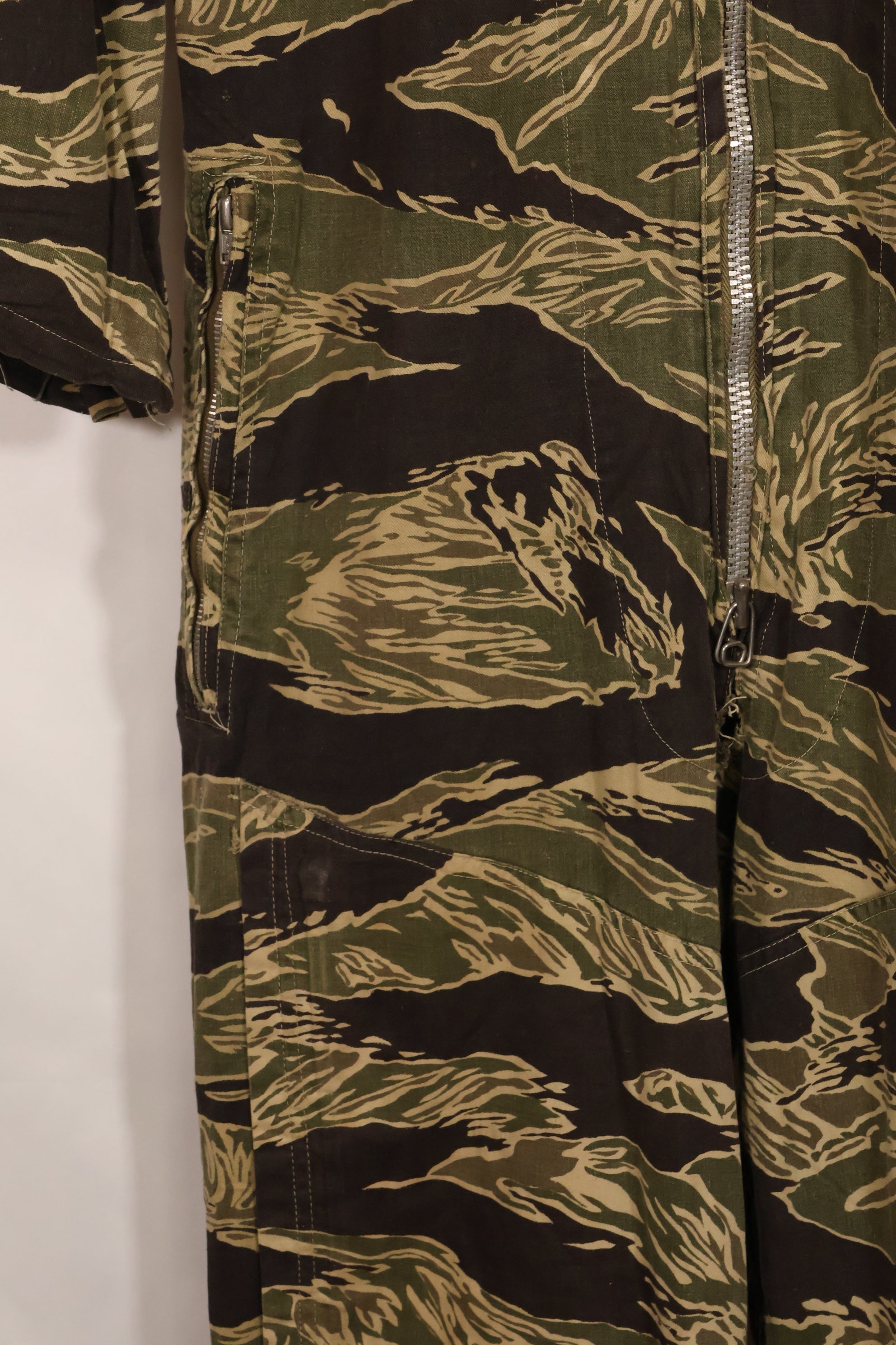 1960年代　42R  沖縄タイガーパターン　タイガーストライプ　フライトスーツ　中古品　ジッパー破損あり