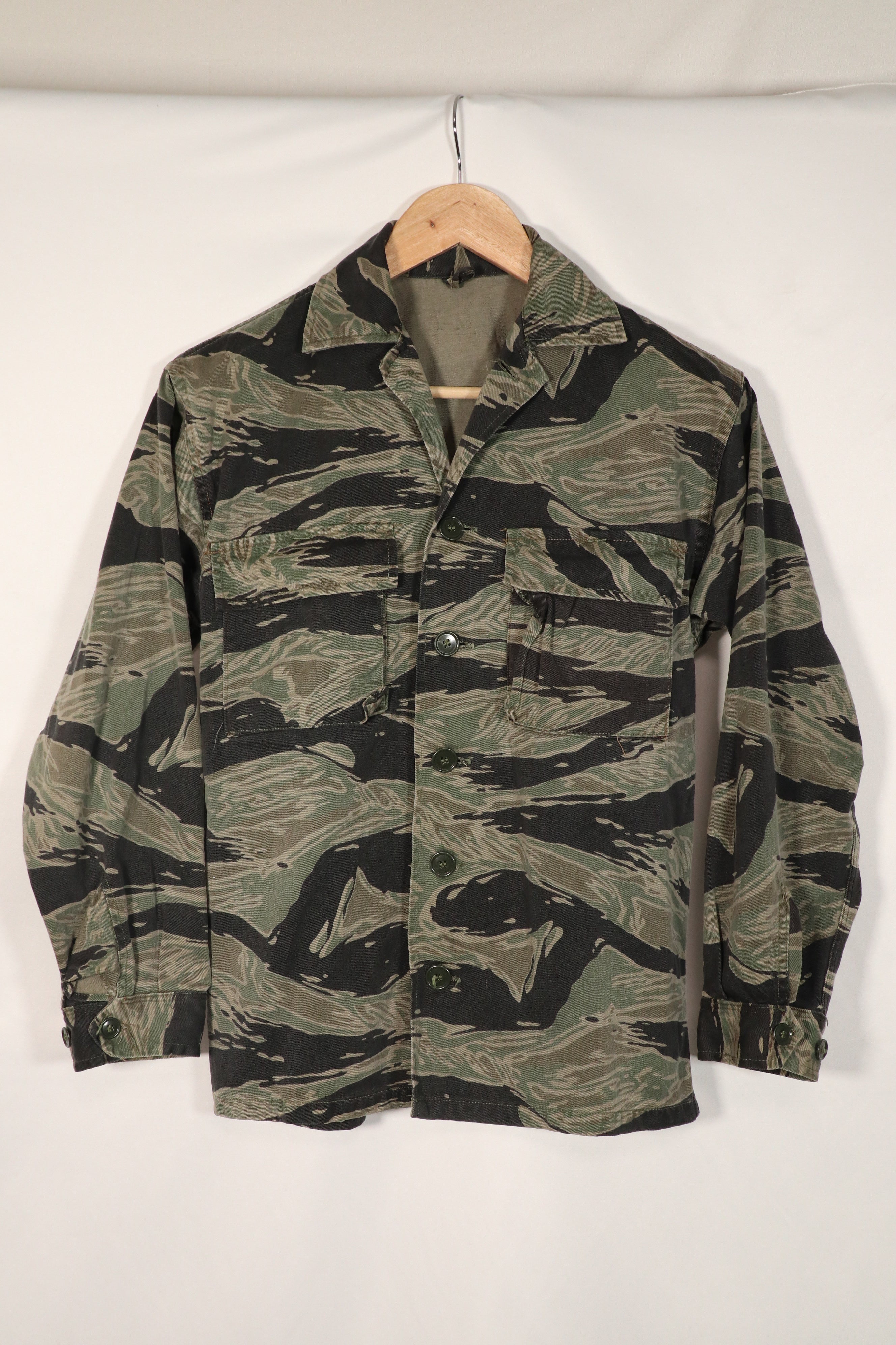 正品银色虎纹衬衫，二手，已褪色。上午