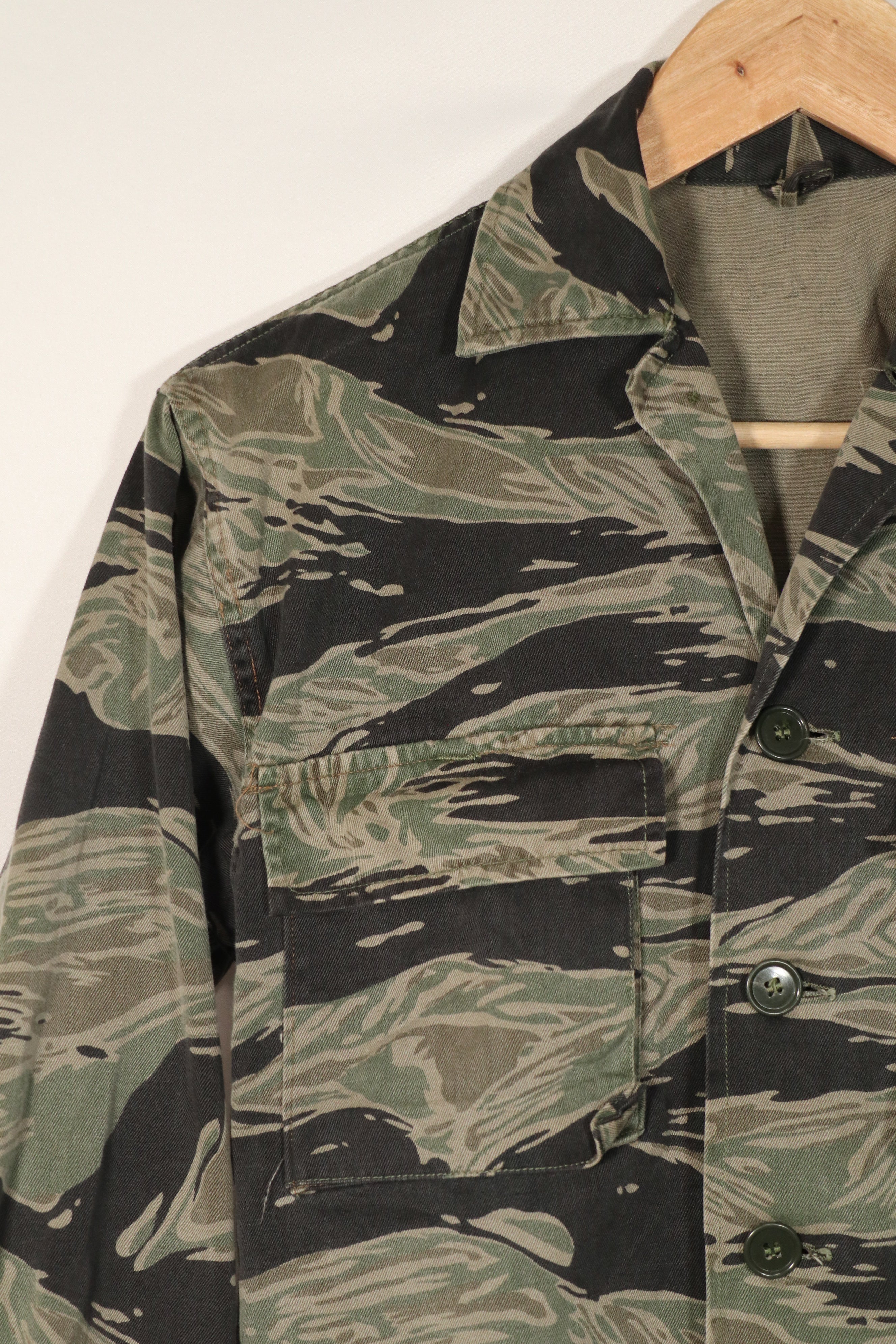 正品银色虎纹衬衫，二手，已褪色。上午