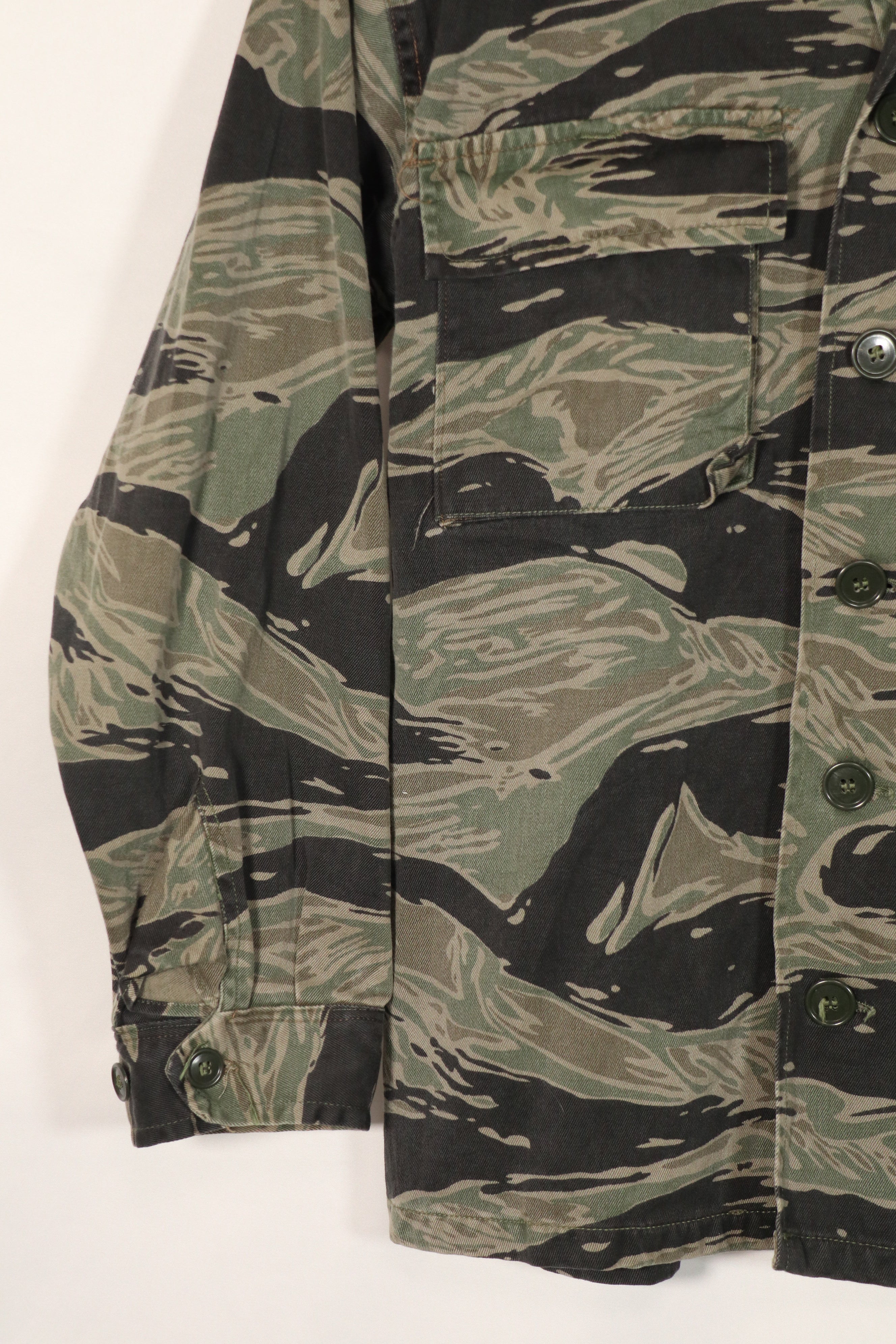 正品银色虎纹衬衫，二手，已褪色。上午