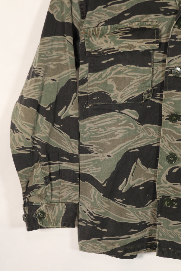 正品银色虎纹衬衫，二手，已褪色。上午