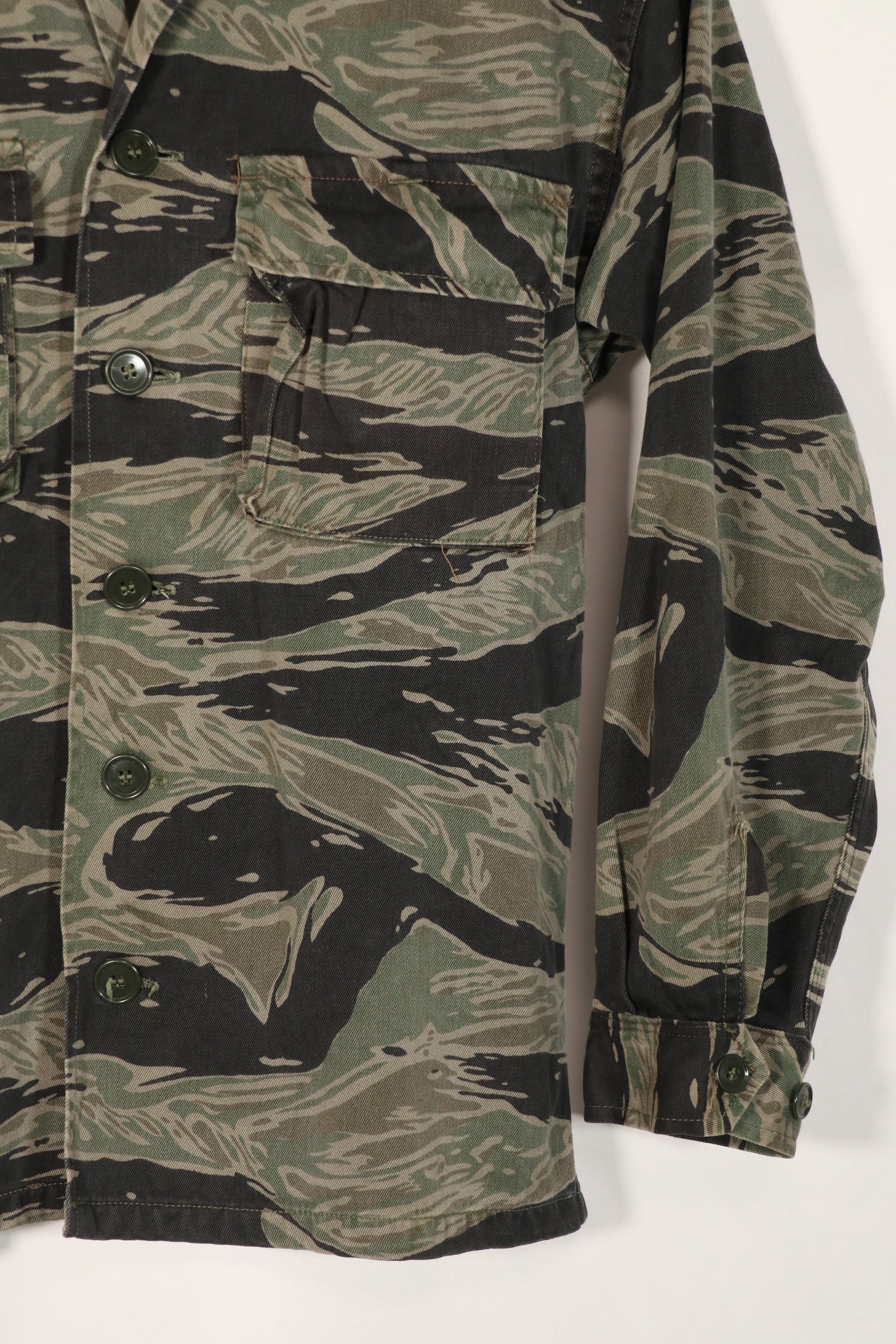 正品银色虎纹衬衫，二手，已褪色。上午