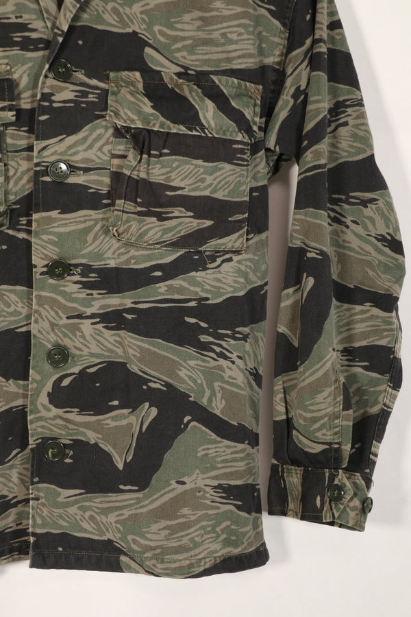 正品银色虎纹衬衫，二手，已褪色。上午