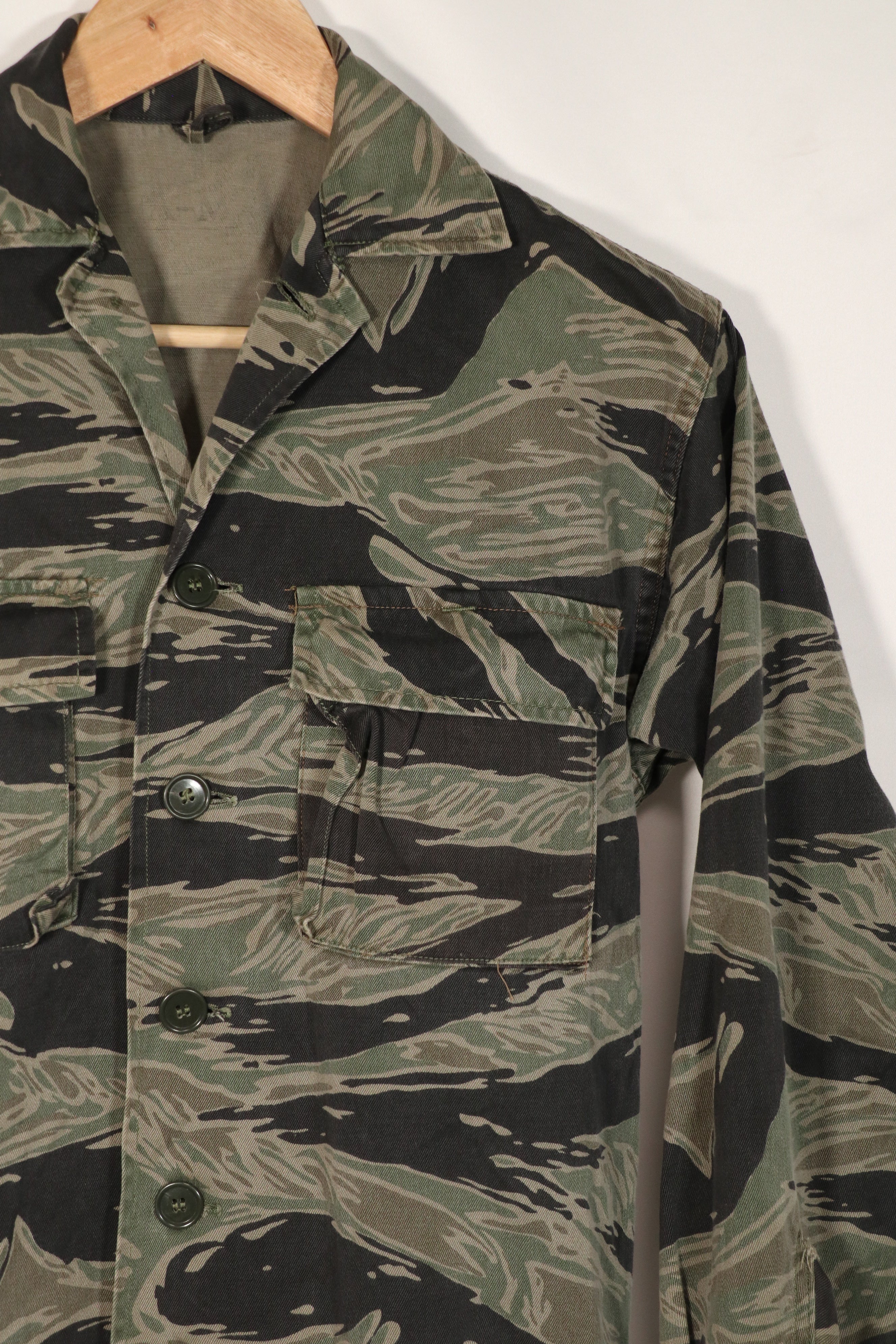 正品银色虎纹衬衫，二手，已褪色。上午