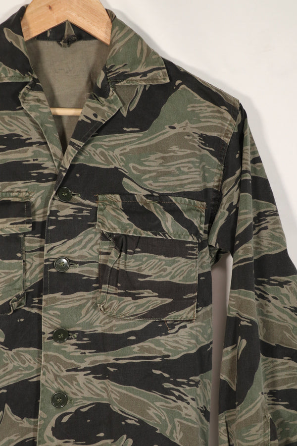 正品银色虎纹衬衫，二手，已褪色。上午