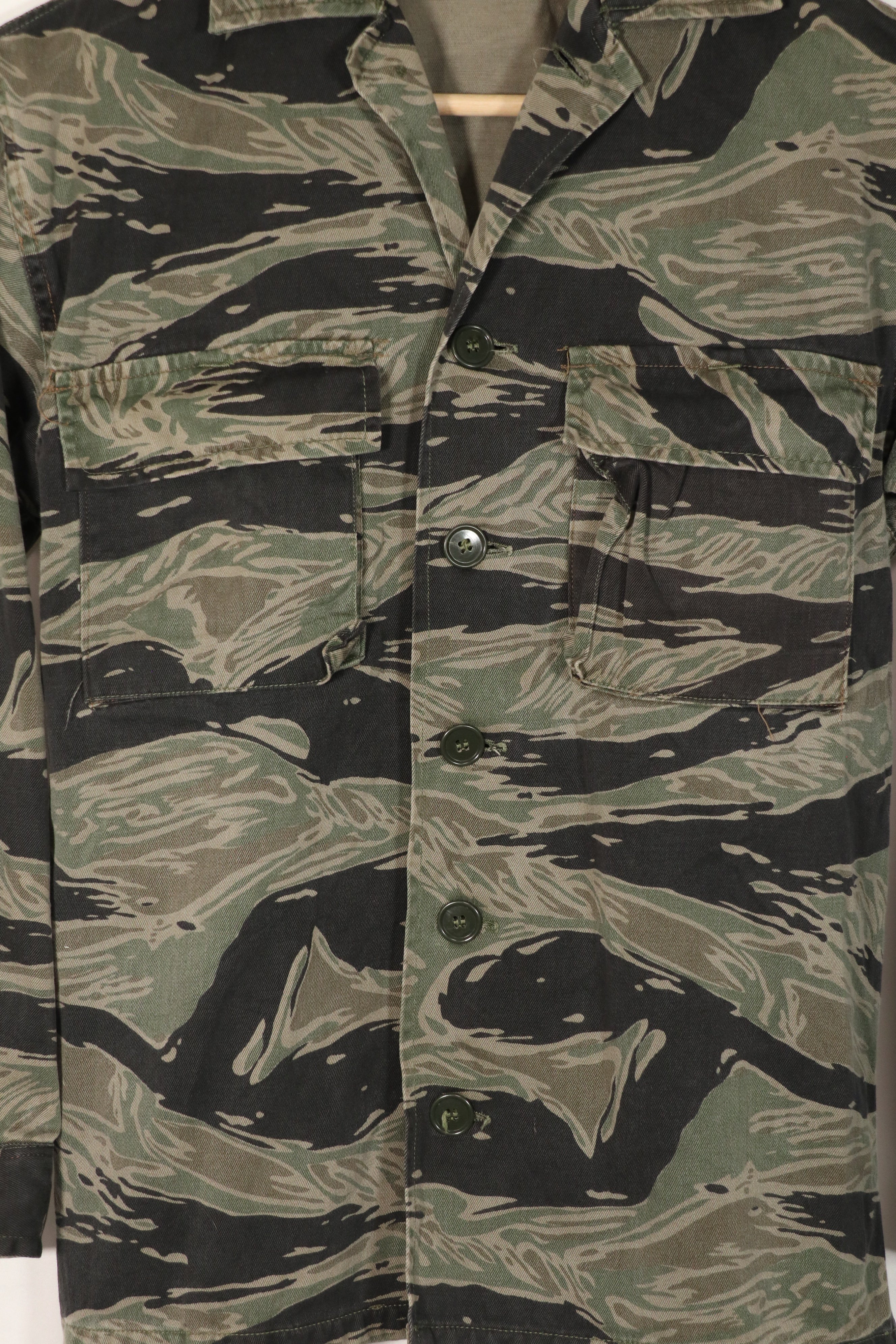 正品银色虎纹衬衫，二手，已褪色。上午