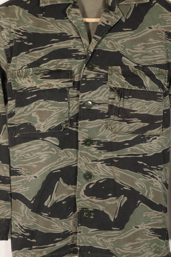 正品银色虎纹衬衫，二手，已褪色。上午