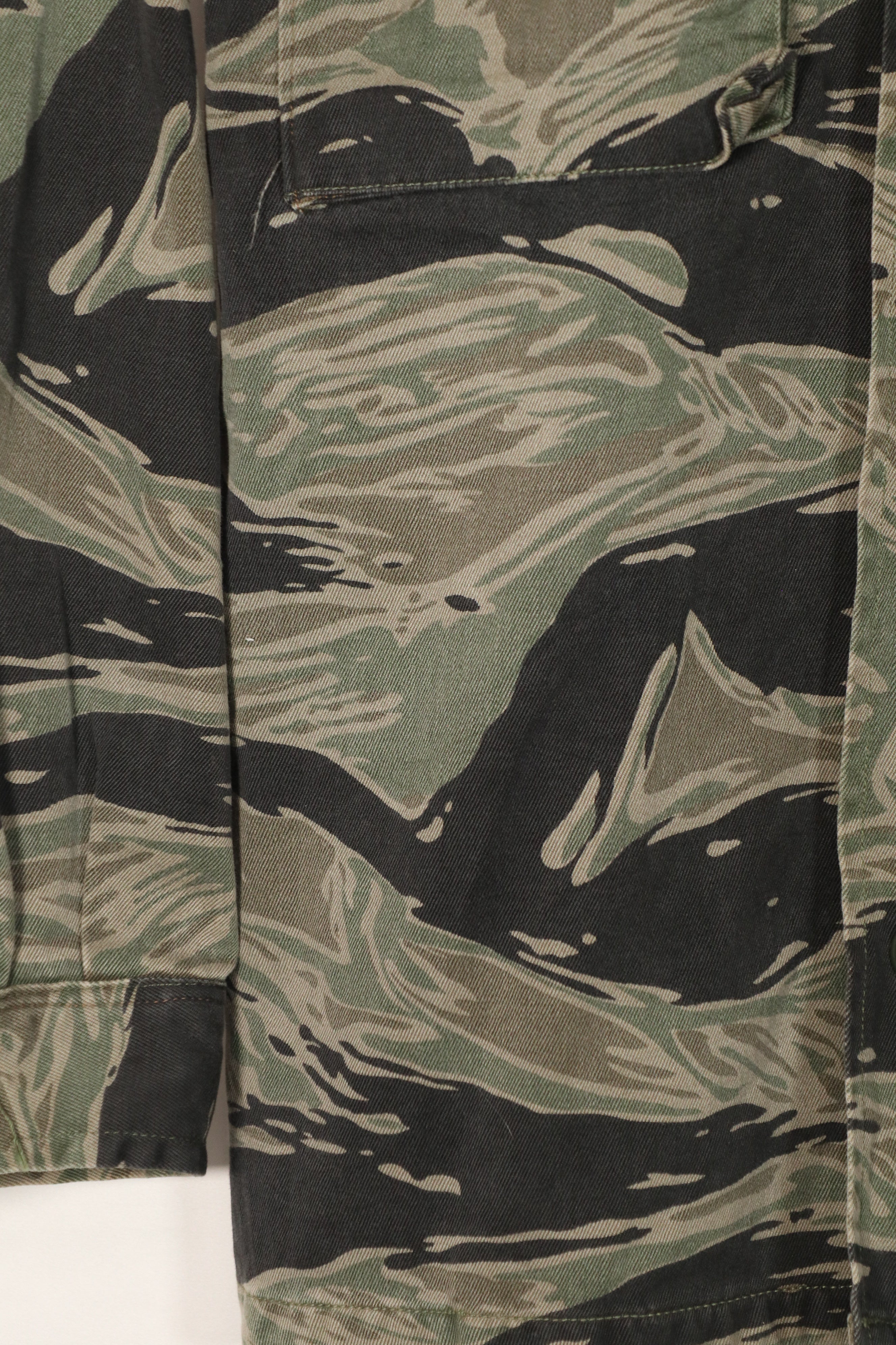 正品银色虎纹衬衫，二手，已褪色。上午