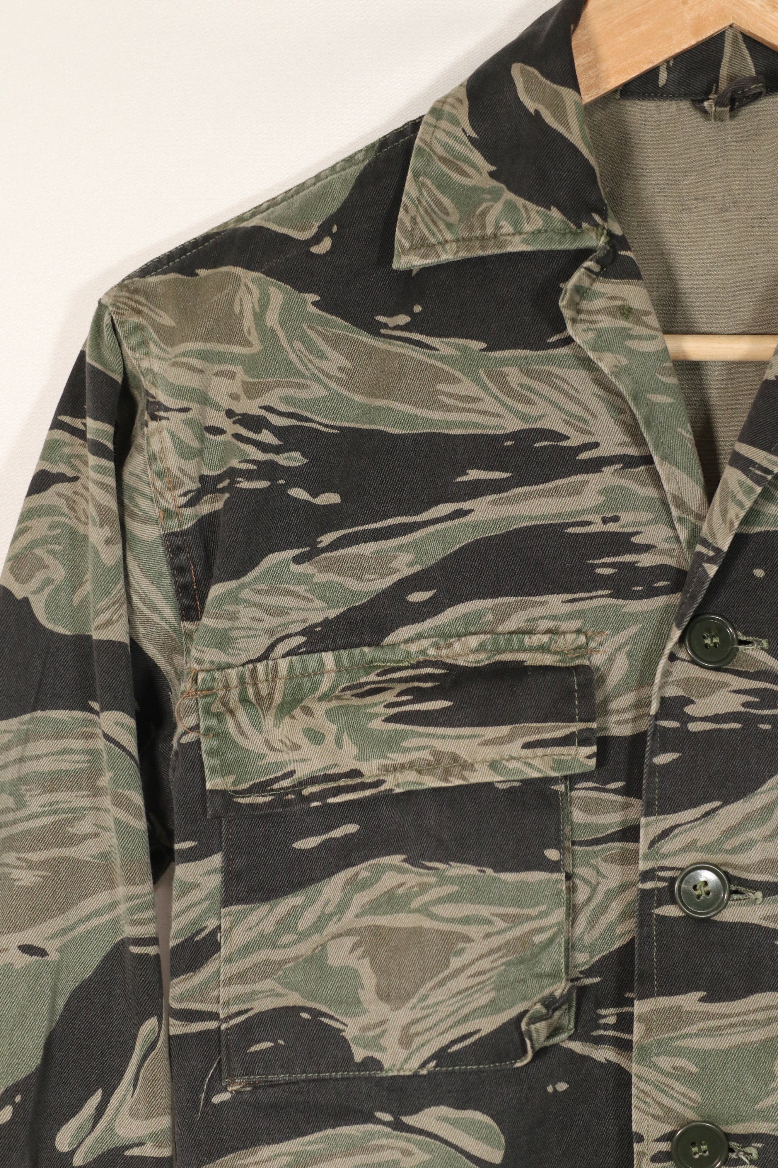 正品银色虎纹衬衫，二手，已褪色。上午