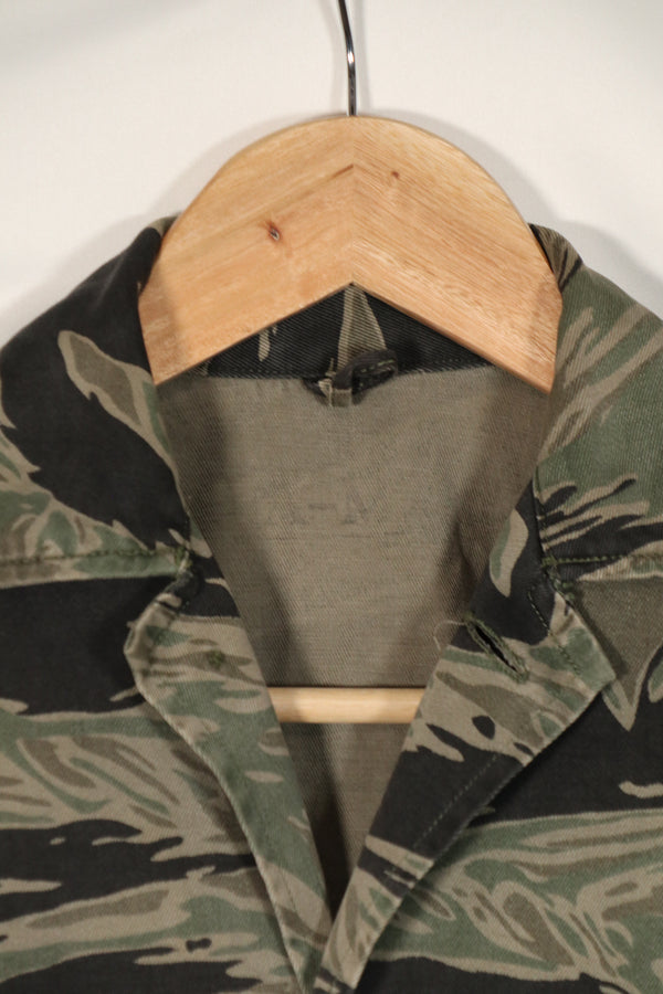 正品银色虎纹衬衫，二手，已褪色。上午