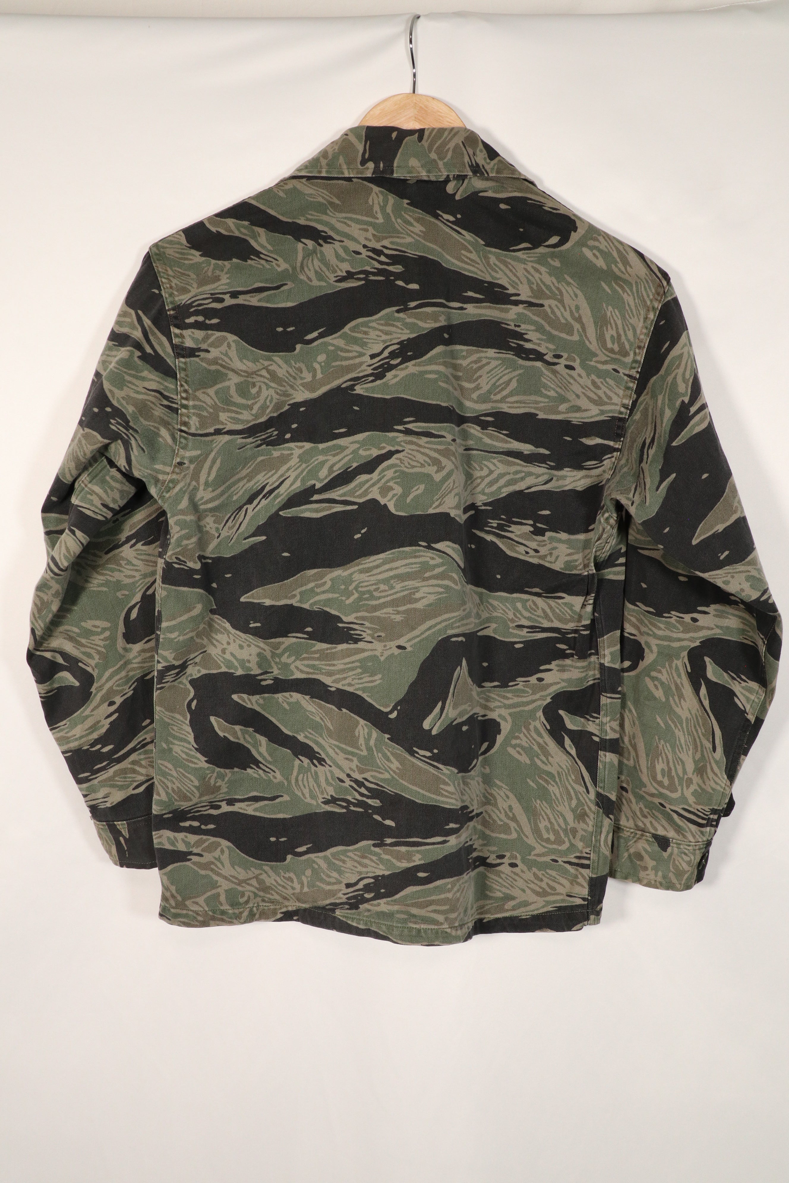 正品银色虎纹衬衫，二手，已褪色。上午