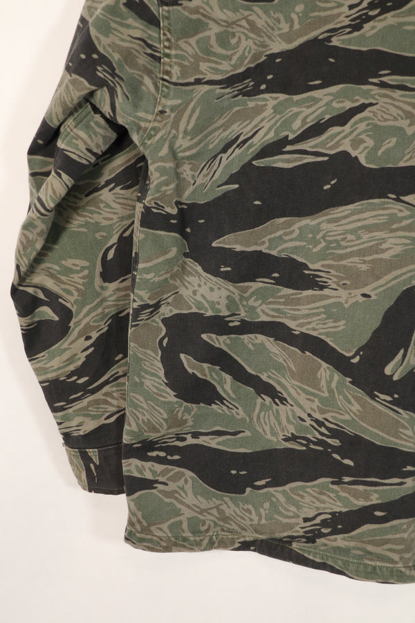 正品银色虎纹衬衫，二手，已褪色。上午