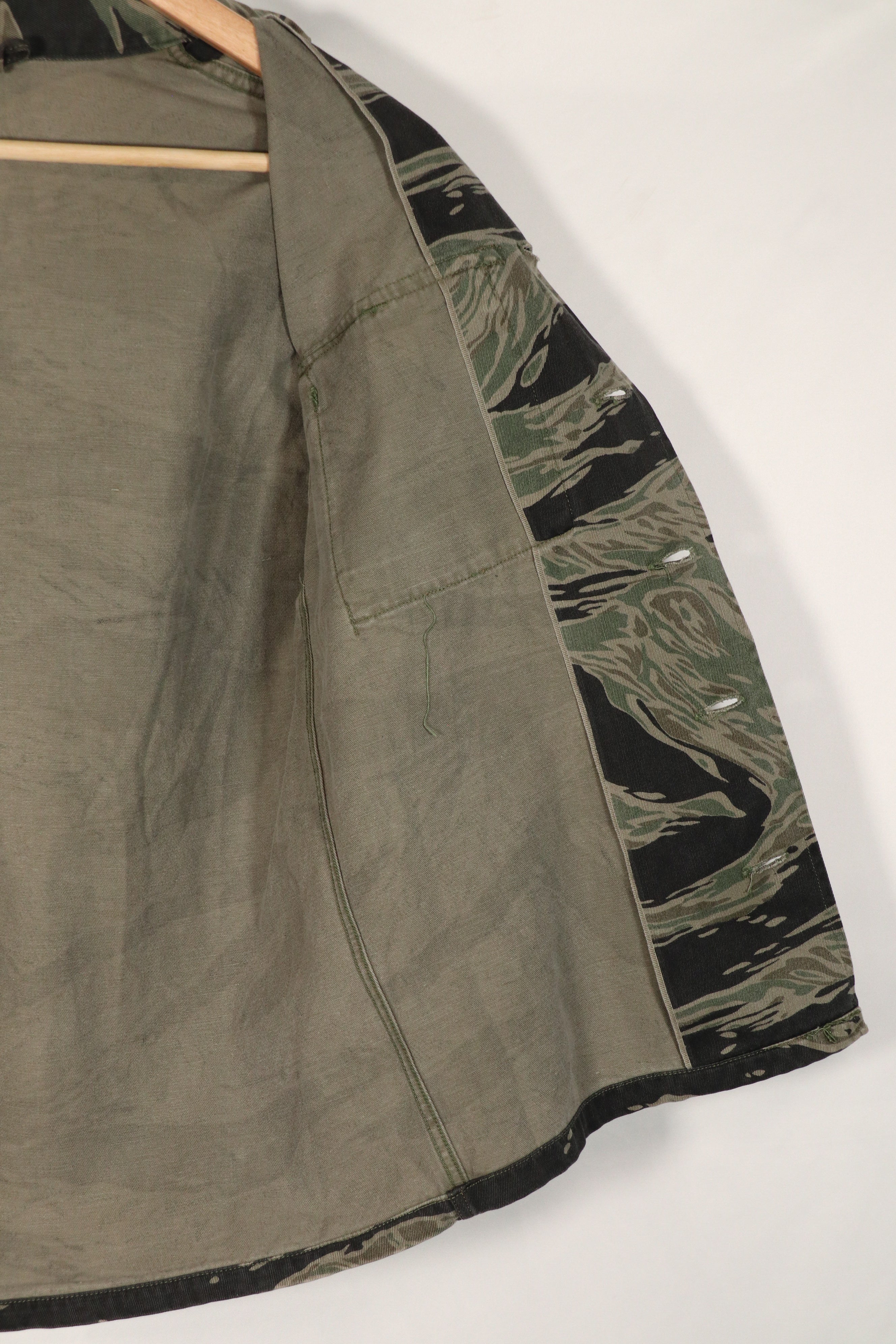 正品银色虎纹衬衫，二手，已褪色。上午