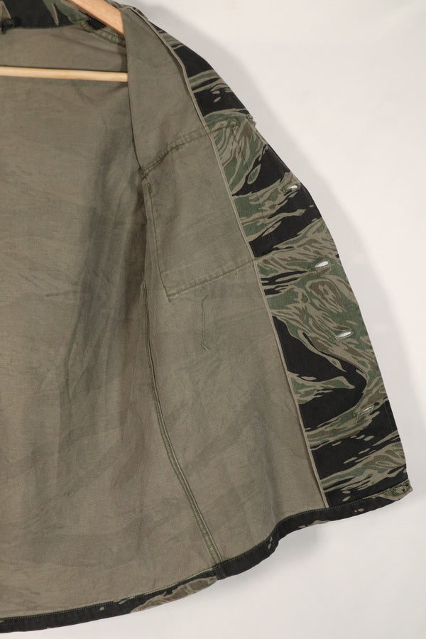 正品银色虎纹衬衫，二手，已褪色。上午