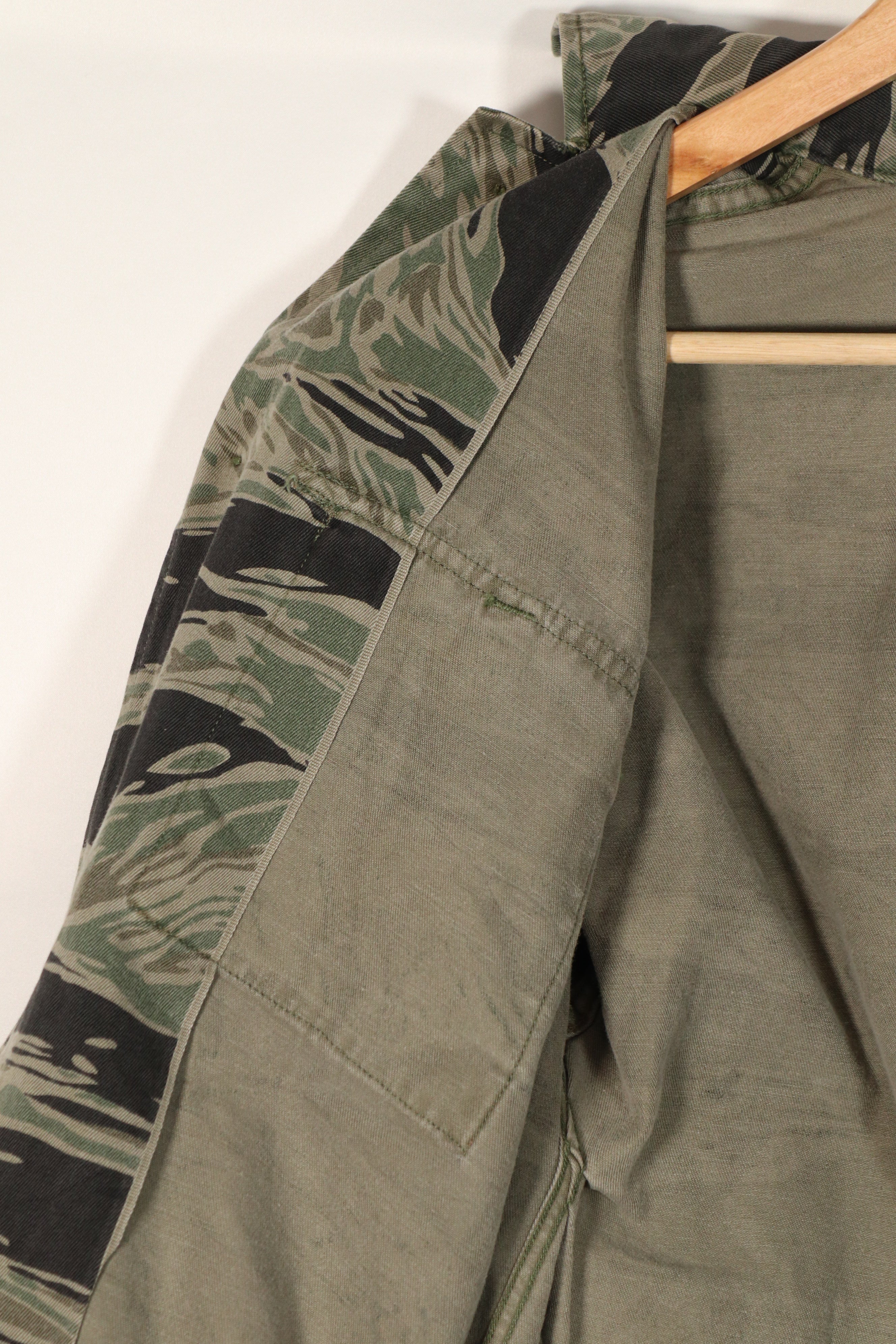 正品银色虎纹衬衫，二手，已褪色。上午