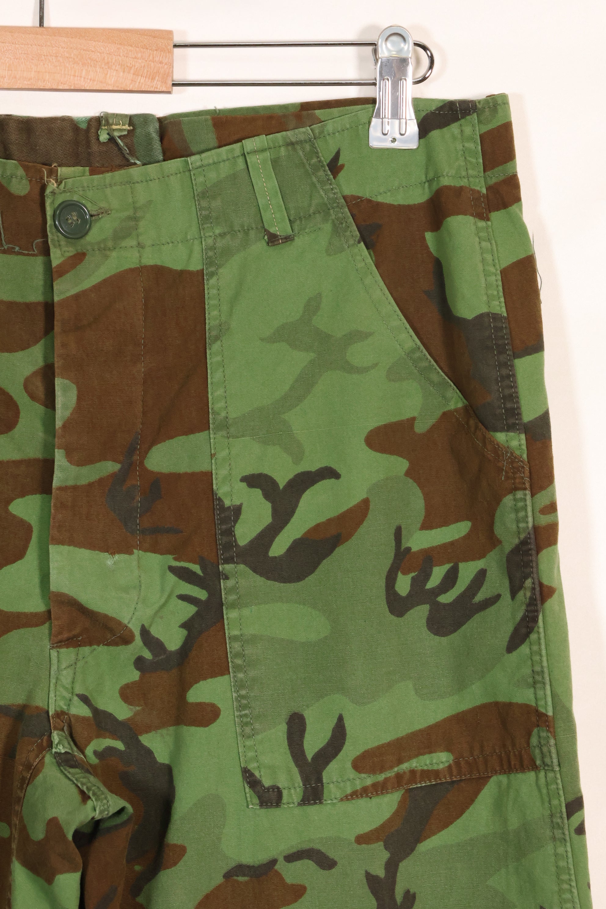 1960年代　ポップリン製　ARVN リーフ迷彩　パンツ　サイズ大きめ　薄手生地　レア品　中古品