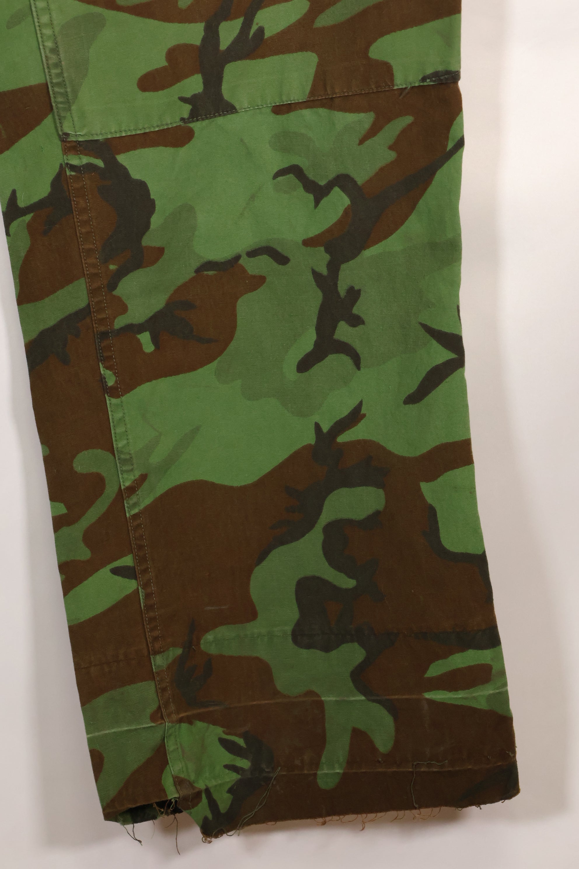 1960年代　ポップリン製　ARVN リーフ迷彩　パンツ　サイズ大きめ　薄手生地　レア品　中古品