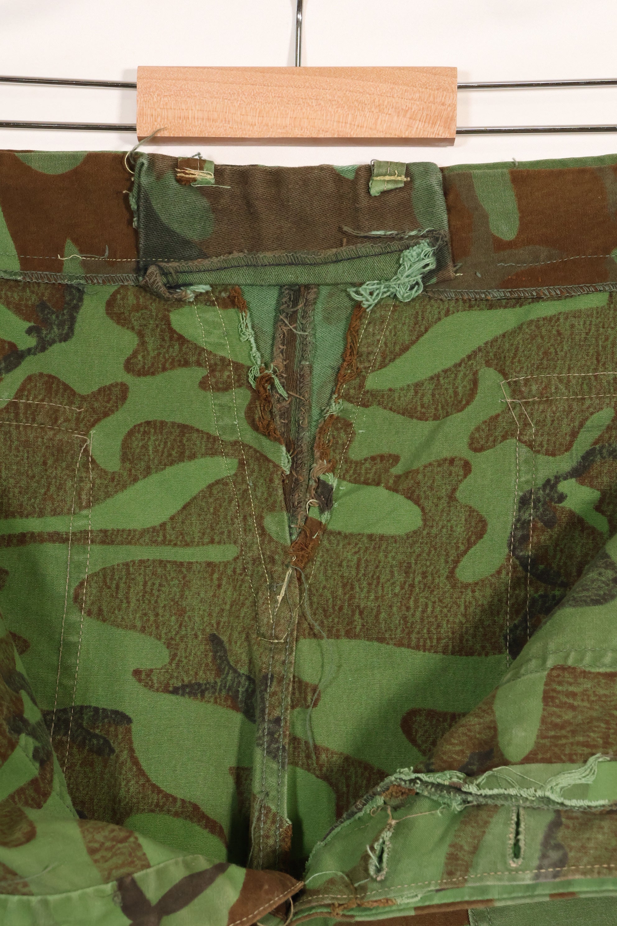 1960年代　ポップリン製　ARVN リーフ迷彩　パンツ　サイズ大きめ　薄手生地　レア品　中古品