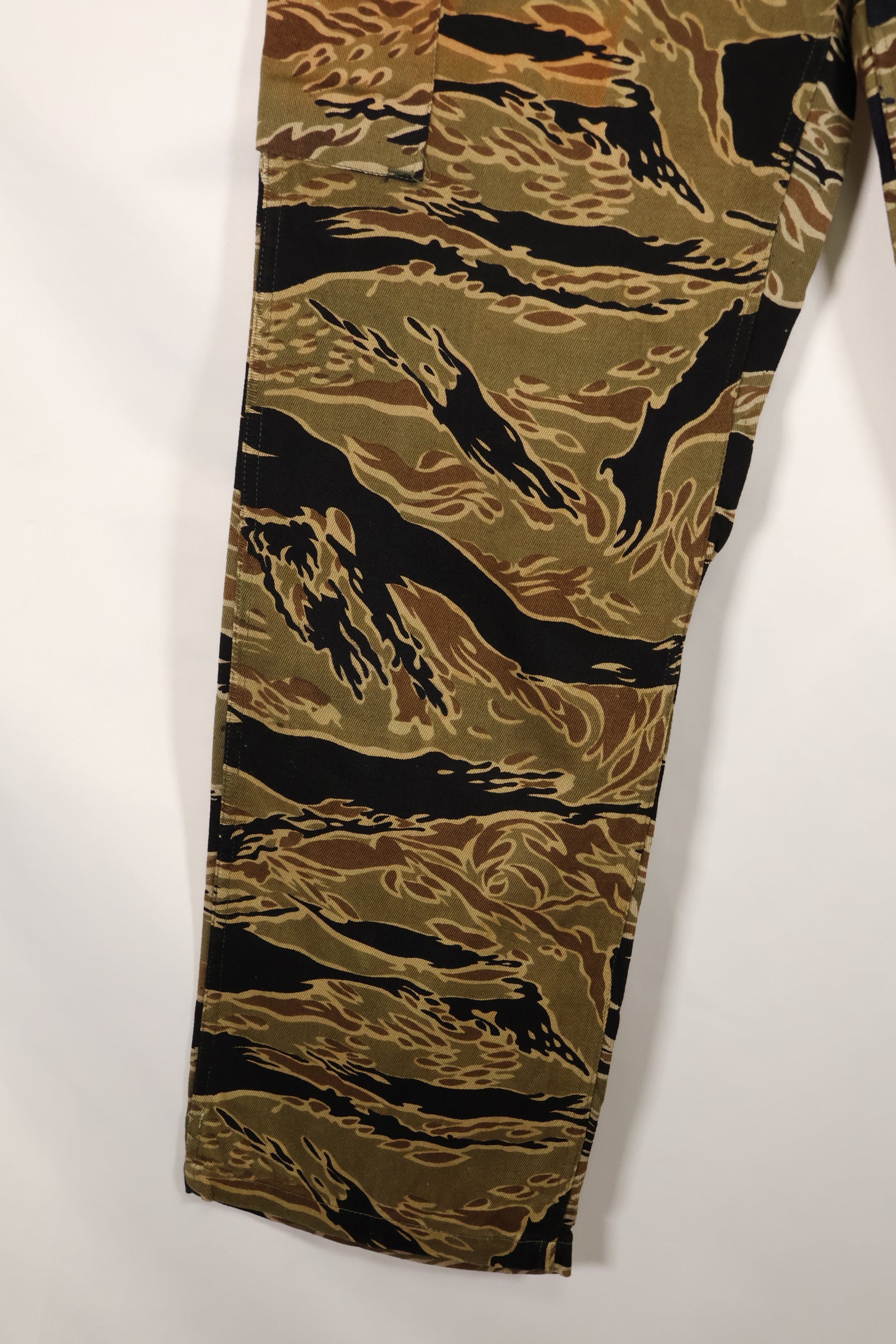 Mid-1960s early gold tiger stripe pants, size S-R, US cut, good condition, used.