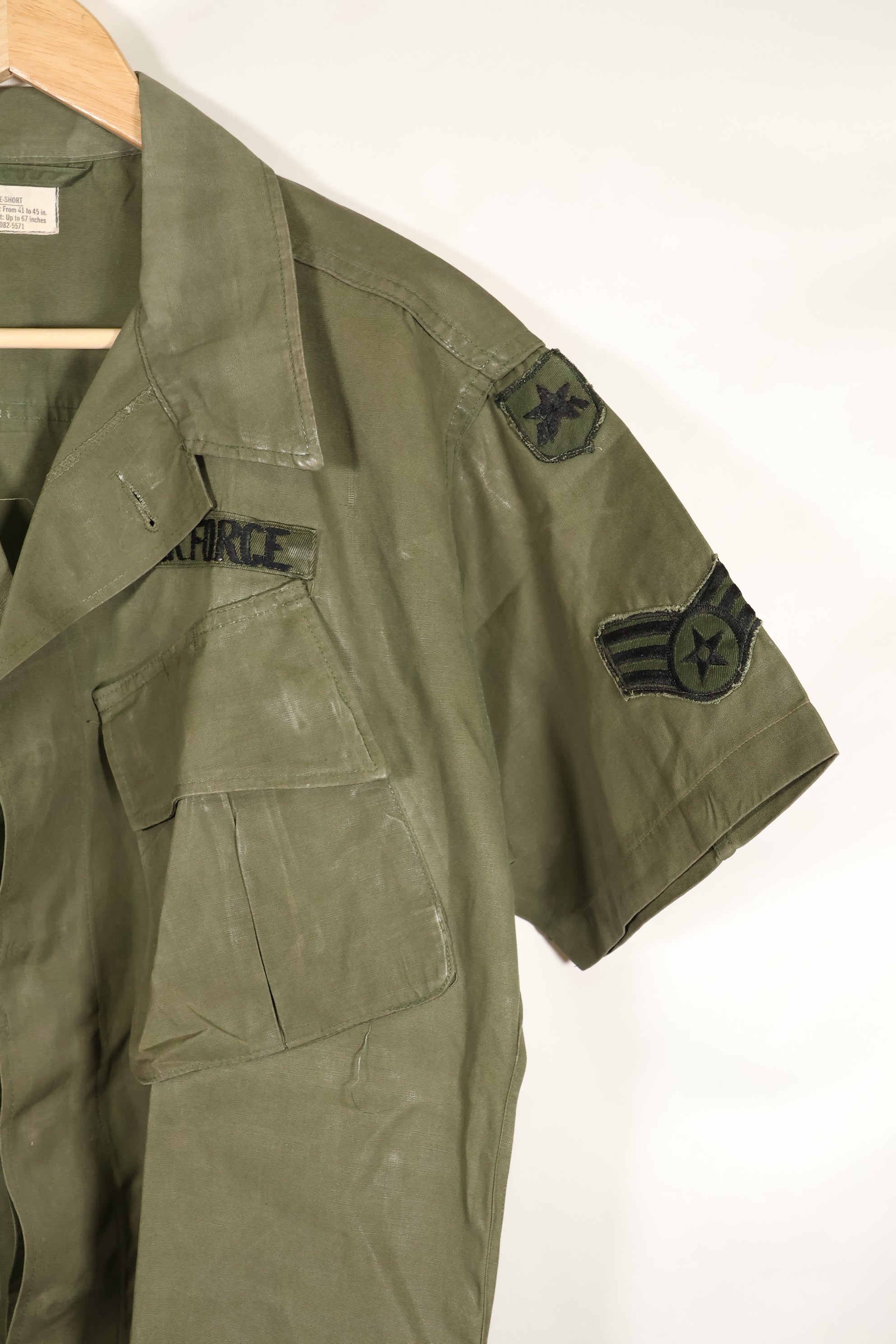 约 1967 年 L-S 美国空军空中警察第 3 型丛林疲劳夹克，短袖，定制旧款。