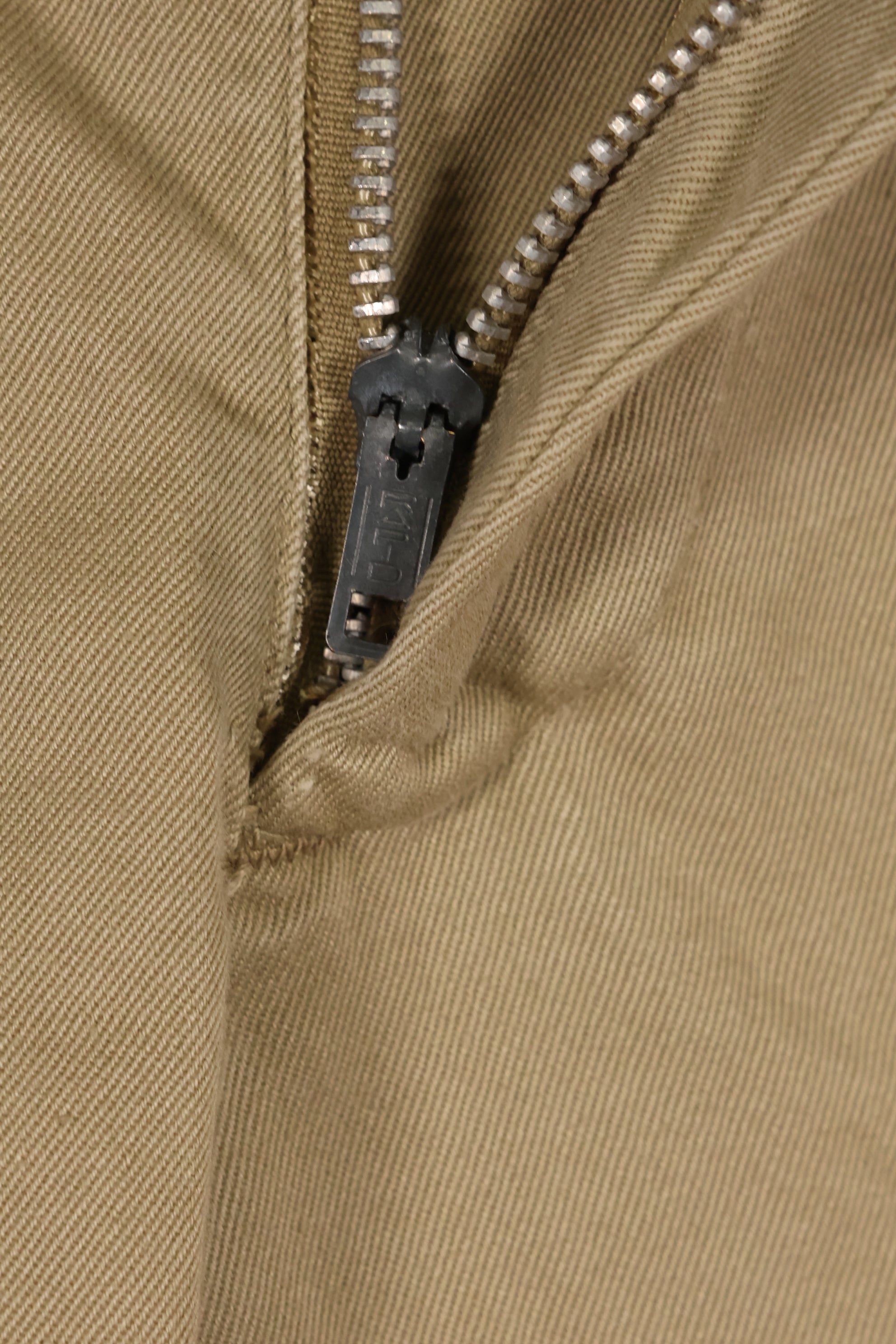 20 世纪 60 年代美国陆军卡其色长裤，C.